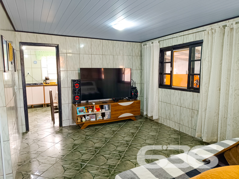 Grande Oportunidade em Balneário Barra do Sul - Sua Casa dos Sonhos Espera por Você!
Se você busca um lar perfeito, que combine conforto, espaço e localização privilegiada, não precisa mais procurar. Apresentamos esta excelente residência à venda no charmoso bairro Costeira, em Balneário Barra do Sul, SC. Este imóvel versátil, oferece tudo o que você e sua família precisam para viver bem.
Descrição do Imóvel
Situada em um amplo terreno de 228,00 m², esta casa térrea proporciona um ambiente acolhedor e funcional. Com uma área construída de 90,00 m², a residência conta com uma suíte master e dois dormitórios, garantindo espaço e privacidade para todos os membros da família. Os dois banheiros generosamente dimensionados oferecem praticidade no dia a dia.
A área social é um convite ao convívio. O design integrado da sala de estar e da cozinha oferece praticidade e ainda conecta os moradores ao ambiente de festas, ideal para encontros inesquecíveis com amigos e familiares. Além disso, a casa possui uma área de serviço funcional para facilitar a rotina.
Vagas de Garagem
Para adeptos de veículos, o imóvel oferece ampla capacidade de estacionamento com um total de seis vagas, das quais três são cobertas. Ideal para famílias com múltiplos carros ou para ser o anfitrião de eventos sociais em casa.
Segurança e Acessibilidade
O portão eletrônico confere segurança e praticidade, permitindo acesso rápido e fácil, tudo isso em uma rua tranquila, perfeita para quem busca paz e sossego.
Esta é mais do que uma residência – é o seu futuro lar. Não perca a oportunidade de investir em qualidade de vida e conforto. Entre em contato com a 636 Negócios Imobiliários e agende uma visita. Conheça de perto esta chance única de realizar o sonho da casa própria em uma das cidades mais encantadoras de Santa Catarina!
636 NEGÓCIOS IMOBILIÁRIOS: A SUA MELHOR ESCOLHA
Com mais de 30 anos de experiência, a 636 Negócios Imobiliários é sua parceira ideal para encontrar o imóvel perfeito. Estamos prontos para ajudá-lo a fazer deste imóvel o seu novo lar.
Telefone: (47) 3451-0636
WhatsApp: (47) 99190-0636
Não perca esta oportunidade única. Visite nosso site para mais informações: i636.com.br