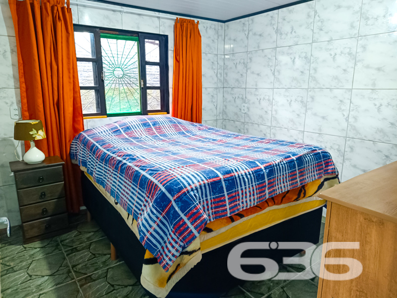 Grande Oportunidade em Balneário Barra do Sul - Sua Casa dos Sonhos Espera por Você!
Se você busca um lar perfeito, que combine conforto, espaço e localização privilegiada, não precisa mais procurar. Apresentamos esta excelente residência à venda no charmoso bairro Costeira, em Balneário Barra do Sul, SC. Este imóvel versátil, oferece tudo o que você e sua família precisam para viver bem.
Descrição do Imóvel
Situada em um amplo terreno de 228,00 m², esta casa térrea proporciona um ambiente acolhedor e funcional. Com uma área construída de 90,00 m², a residência conta com uma suíte master e dois dormitórios, garantindo espaço e privacidade para todos os membros da família. Os dois banheiros generosamente dimensionados oferecem praticidade no dia a dia.
A área social é um convite ao convívio. O design integrado da sala de estar e da cozinha oferece praticidade e ainda conecta os moradores ao ambiente de festas, ideal para encontros inesquecíveis com amigos e familiares. Além disso, a casa possui uma área de serviço funcional para facilitar a rotina.
Vagas de Garagem
Para adeptos de veículos, o imóvel oferece ampla capacidade de estacionamento com um total de seis vagas, das quais três são cobertas. Ideal para famílias com múltiplos carros ou para ser o anfitrião de eventos sociais em casa.
Segurança e Acessibilidade
O portão eletrônico confere segurança e praticidade, permitindo acesso rápido e fácil, tudo isso em uma rua tranquila, perfeita para quem busca paz e sossego.
Esta é mais do que uma residência – é o seu futuro lar. Não perca a oportunidade de investir em qualidade de vida e conforto. Entre em contato com a 636 Negócios Imobiliários e agende uma visita. Conheça de perto esta chance única de realizar o sonho da casa própria em uma das cidades mais encantadoras de Santa Catarina!
636 NEGÓCIOS IMOBILIÁRIOS: A SUA MELHOR ESCOLHA
Com mais de 30 anos de experiência, a 636 Negócios Imobiliários é sua parceira ideal para encontrar o imóvel perfeito. Estamos prontos para ajudá-lo a fazer deste imóvel o seu novo lar.
Telefone: (47) 3451-0636
WhatsApp: (47) 99190-0636
Não perca esta oportunidade única. Visite nosso site para mais informações: i636.com.br