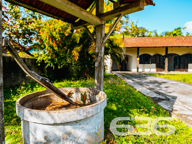 Apresentamos esta encantadora residência localizada na tranquila Costeira, em Balneário Barra do Sul, SC. Um verdadeiro refúgio a poucos metros da Lagoa da Costeira, perfeito para quem busca paz e proximidade com a natureza.

Características Exclusivas:

Localização Privilegiada: A apenas 200 metros da lagoa, desfrute de acesso fácil a um paraíso natural, onde a brisa da lagoa e o canto dos pássaros criam uma atmosfera de tranquilidade e bem-estar.
Espaço e Conforto: Composta por 2 dormitórios aconchegantes, uma suíte, cada quarto é um recanto de paz, prometendo noites de descanso reparador.
Áreas de Convívio Familiar: A ampla sala de estar se abre para uma cozinha prática, oferecendo um layout fluido que é perfeito para reuniões familiares e entretenimento.
Lazer ao Ar Livre: A propriedade inclui uma varanda espaçosa com vista para a lagoa, ideal para momentos de relaxamento e lazer ao ar livre. Imagine-se desfrutando de um café da manhã ao som da natureza ou lendo seu livro favorito sob o céu azul.

Mais Amenidades:

Garagem Ampla: Com espaço para até 9 veículos, a garagem é perfeita para receber familiares e amigos sem preocupações com estacionamento.
Infraestrutura Completa: Além de estar murada, a casa conta com área de serviço, jardim para seus momentos de lazer e uma churrasqueira para confraternizações memoráveis.

Aproveite a oportunidade de viver ou investir em um lugar onde cada dia é uma celebração da natureza e conforto. Agende sua visita hoje mesmo e venha conhecer o seu novo lar na 636 Negócios Imobiliários, onde sonhos se tornam realidade!
 
636 NEGÓCIOS IMOBILIÁRIOS: A SUA MELHOR ESCOLHA
Com mais de 30 anos de experiência, a 636 Negócios Imobiliários é sua parceira ideal para encontrar o imóvel perfeito. Estamos prontos para ajudá-lo a fazer deste imóvel o seu novo lar.
 
Telefone: (47) 3451-0636
WhatsApp: (47) 99190-0636
 
Não perca esta oportunidade única. Visite nosso site para mais informações: i636.com.br