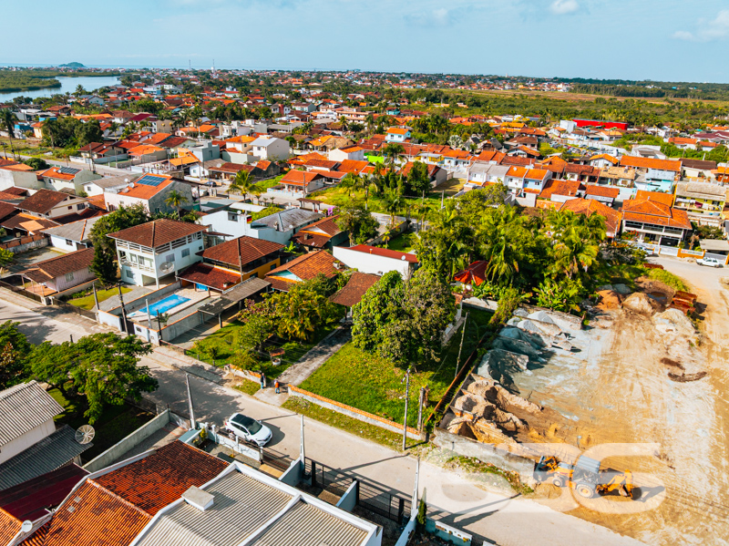 Apresentamos esta encantadora residência localizada na tranquila Costeira, em Balneário Barra do Sul, SC. Um verdadeiro refúgio a poucos metros da Lagoa da Costeira, perfeito para quem busca paz e proximidade com a natureza.

Características Exclusivas:

Localização Privilegiada: A apenas 200 metros da lagoa, desfrute de acesso fácil a um paraíso natural, onde a brisa da lagoa e o canto dos pássaros criam uma atmosfera de tranquilidade e bem-estar.
Espaço e Conforto: Composta por 2 dormitórios aconchegantes, uma suíte, cada quarto é um recanto de paz, prometendo noites de descanso reparador.
Áreas de Convívio Familiar: A ampla sala de estar se abre para uma cozinha prática, oferecendo um layout fluido que é perfeito para reuniões familiares e entretenimento.
Lazer ao Ar Livre: A propriedade inclui uma varanda espaçosa com vista para a lagoa, ideal para momentos de relaxamento e lazer ao ar livre. Imagine-se desfrutando de um café da manhã ao som da natureza ou lendo seu livro favorito sob o céu azul.

Mais Amenidades:

Garagem Ampla: Com espaço para até 9 veículos, a garagem é perfeita para receber familiares e amigos sem preocupações com estacionamento.
Infraestrutura Completa: Além de estar murada, a casa conta com área de serviço, jardim para seus momentos de lazer e uma churrasqueira para confraternizações memoráveis.

Aproveite a oportunidade de viver ou investir em um lugar onde cada dia é uma celebração da natureza e conforto. Agende sua visita hoje mesmo e venha conhecer o seu novo lar na 636 Negócios Imobiliários, onde sonhos se tornam realidade!
 
636 NEGÓCIOS IMOBILIÁRIOS: A SUA MELHOR ESCOLHA
Com mais de 30 anos de experiência, a 636 Negócios Imobiliários é sua parceira ideal para encontrar o imóvel perfeito. Estamos prontos para ajudá-lo a fazer deste imóvel o seu novo lar.
 
Telefone: (47) 3451-0636
WhatsApp: (47) 99190-0636
 
Não perca esta oportunidade única. Visite nosso site para mais informações: i636.com.br