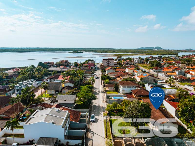 Apresentamos esta encantadora residência localizada na tranquila Costeira, em Balneário Barra do Sul, SC. Um verdadeiro refúgio a poucos metros da Lagoa da Costeira, perfeito para quem busca paz e proximidade com a natureza.

Características Exclusivas:

Localização Privilegiada: A apenas 200 metros da lagoa, desfrute de acesso fácil a um paraíso natural, onde a brisa da lagoa e o canto dos pássaros criam uma atmosfera de tranquilidade e bem-estar.
Espaço e Conforto: Composta por 2 dormitórios aconchegantes, uma suíte, cada quarto é um recanto de paz, prometendo noites de descanso reparador.
Áreas de Convívio Familiar: A ampla sala de estar se abre para uma cozinha prática, oferecendo um layout fluido que é perfeito para reuniões familiares e entretenimento.
Lazer ao Ar Livre: A propriedade inclui uma varanda espaçosa com vista para a lagoa, ideal para momentos de relaxamento e lazer ao ar livre. Imagine-se desfrutando de um café da manhã ao som da natureza ou lendo seu livro favorito sob o céu azul.

Mais Amenidades:

Garagem Ampla: Com espaço para até 9 veículos, a garagem é perfeita para receber familiares e amigos sem preocupações com estacionamento.
Infraestrutura Completa: Além de estar murada, a casa conta com área de serviço, jardim para seus momentos de lazer e uma churrasqueira para confraternizações memoráveis.

Aproveite a oportunidade de viver ou investir em um lugar onde cada dia é uma celebração da natureza e conforto. Agende sua visita hoje mesmo e venha conhecer o seu novo lar na 636 Negócios Imobiliários, onde sonhos se tornam realidade!
 
636 NEGÓCIOS IMOBILIÁRIOS: A SUA MELHOR ESCOLHA
Com mais de 30 anos de experiência, a 636 Negócios Imobiliários é sua parceira ideal para encontrar o imóvel perfeito. Estamos prontos para ajudá-lo a fazer deste imóvel o seu novo lar.
 
Telefone: (47) 3451-0636
WhatsApp: (47) 99190-0636
 
Não perca esta oportunidade única. Visite nosso site para mais informações: i636.com.br