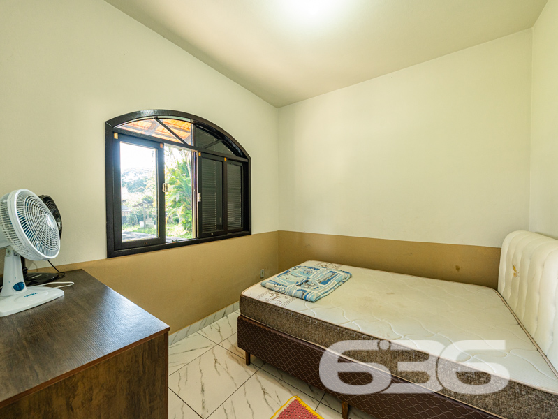 Apresentamos esta encantadora residência localizada na tranquila Costeira, em Balneário Barra do Sul, SC. Um verdadeiro refúgio a poucos metros da Lagoa da Costeira, perfeito para quem busca paz e proximidade com a natureza.

Características Exclusivas:

Localização Privilegiada: A apenas 200 metros da lagoa, desfrute de acesso fácil a um paraíso natural, onde a brisa da lagoa e o canto dos pássaros criam uma atmosfera de tranquilidade e bem-estar.
Espaço e Conforto: Composta por 2 dormitórios aconchegantes, uma suíte, cada quarto é um recanto de paz, prometendo noites de descanso reparador.
Áreas de Convívio Familiar: A ampla sala de estar se abre para uma cozinha prática, oferecendo um layout fluido que é perfeito para reuniões familiares e entretenimento.
Lazer ao Ar Livre: A propriedade inclui uma varanda espaçosa com vista para a lagoa, ideal para momentos de relaxamento e lazer ao ar livre. Imagine-se desfrutando de um café da manhã ao som da natureza ou lendo seu livro favorito sob o céu azul.

Mais Amenidades:

Garagem Ampla: Com espaço para até 9 veículos, a garagem é perfeita para receber familiares e amigos sem preocupações com estacionamento.
Infraestrutura Completa: Além de estar murada, a casa conta com área de serviço, jardim para seus momentos de lazer e uma churrasqueira para confraternizações memoráveis.

Aproveite a oportunidade de viver ou investir em um lugar onde cada dia é uma celebração da natureza e conforto. Agende sua visita hoje mesmo e venha conhecer o seu novo lar na 636 Negócios Imobiliários, onde sonhos se tornam realidade!
 
636 NEGÓCIOS IMOBILIÁRIOS: A SUA MELHOR ESCOLHA
Com mais de 30 anos de experiência, a 636 Negócios Imobiliários é sua parceira ideal para encontrar o imóvel perfeito. Estamos prontos para ajudá-lo a fazer deste imóvel o seu novo lar.
 
Telefone: (47) 3451-0636
WhatsApp: (47) 99190-0636
 
Não perca esta oportunidade única. Visite nosso site para mais informações: i636.com.br