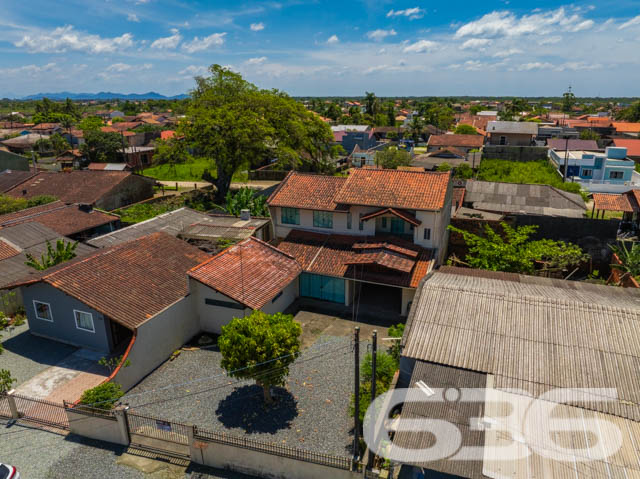 Descubra seu próximo lar em Balneário Barra do Sul - Uma Residência de Conforto e Conveniência
Procurando um espaço familiar confortável e bem localizado em Balneário Barra do Sul? Conheça este encantador sobrado, uma propriedade versátil situada no coração do Centro, que oferece a flexibilidade de ser utilizado como um único lar espaçoso ou dividido em dois apartamentos independentes.
Cada nível da casa dispõe de uma cozinha bem equipada, duas salas de estar espaçosas e acolhedoras, com acabamentos de qualidade e iluminação natural abundante. O imóvel possui dois dormitórios confortáveis, incluindo uma suíte, garantindo privacidade e um refúgio tranquilo do movimento do dia a dia. Há também duas despensas amplas, proporcionando excelente espaço de armazenamento.
A segurança é reforçada com grades, cerca elétrica e um sistema de monitoramento privado, garantindo paz de mente aos seus moradores. Além disso, a propriedade conta com duas áreas de serviço completas, facilitando as tarefas diárias e organização.
As áreas sociais incluem uma churrasqueira convidativa, ideal para receber amigos e familiares e desfrutar de momentos especiais. A sacada dos quartos oferece uma vista tranquila do bairro, sendo um espaço adicional para relaxamento e contemplação.
Este sobrado não apenas oferece uma residência acolhedora e segura, mas também uma excelente oportunidade de investimento, devido à sua versatilidade e localização central. É uma escolha perfeita para aqueles que valorizam conforto, privacidade e o potencial de retorno sobre o investimento.
636 NEGÓCIOS IMOBILIÁRIOS: A SUA MELHOR ESCOLHA
Com mais de 30 anos de experiência, a 636 Negócios Imobiliários é sua parceira ideal para encontrar o imóvel perfeito. Estamos prontos para ajudá-lo a fazer deste imóvel o seu novo lar.
Telefone: (47) 3451-0636
WhatsApp: (47) 99190-0636
Não perca esta oportunidade única. Visite nosso site para mais informações: i636.com.br