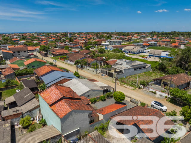 Descubra seu próximo lar em Balneário Barra do Sul - Uma Residência de Conforto e Conveniência
Procurando um espaço familiar confortável e bem localizado em Balneário Barra do Sul? Conheça este encantador sobrado, uma propriedade versátil situada no coração do Centro, que oferece a flexibilidade de ser utilizado como um único lar espaçoso ou dividido em dois apartamentos independentes.
Cada nível da casa dispõe de uma cozinha bem equipada, duas salas de estar espaçosas e acolhedoras, com acabamentos de qualidade e iluminação natural abundante. O imóvel possui dois dormitórios confortáveis, incluindo uma suíte, garantindo privacidade e um refúgio tranquilo do movimento do dia a dia. Há também duas despensas amplas, proporcionando excelente espaço de armazenamento.
A segurança é reforçada com grades, cerca elétrica e um sistema de monitoramento privado, garantindo paz de mente aos seus moradores. Além disso, a propriedade conta com duas áreas de serviço completas, facilitando as tarefas diárias e organização.
As áreas sociais incluem uma churrasqueira convidativa, ideal para receber amigos e familiares e desfrutar de momentos especiais. A sacada dos quartos oferece uma vista tranquila do bairro, sendo um espaço adicional para relaxamento e contemplação.
Este sobrado não apenas oferece uma residência acolhedora e segura, mas também uma excelente oportunidade de investimento, devido à sua versatilidade e localização central. É uma escolha perfeita para aqueles que valorizam conforto, privacidade e o potencial de retorno sobre o investimento.
636 NEGÓCIOS IMOBILIÁRIOS: A SUA MELHOR ESCOLHA
Com mais de 30 anos de experiência, a 636 Negócios Imobiliários é sua parceira ideal para encontrar o imóvel perfeito. Estamos prontos para ajudá-lo a fazer deste imóvel o seu novo lar.
Telefone: (47) 3451-0636
WhatsApp: (47) 99190-0636
Não perca esta oportunidade única. Visite nosso site para mais informações: i636.com.br