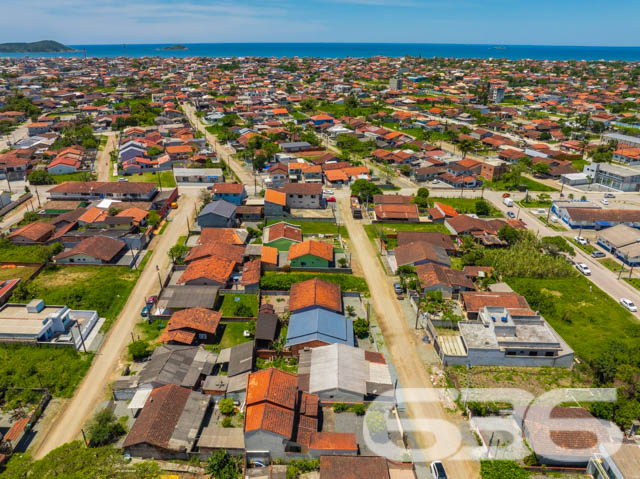 Descubra seu próximo lar em Balneário Barra do Sul - Uma Residência de Conforto e Conveniência
Procurando um espaço familiar confortável e bem localizado em Balneário Barra do Sul? Conheça este encantador sobrado, uma propriedade versátil situada no coração do Centro, que oferece a flexibilidade de ser utilizado como um único lar espaçoso ou dividido em dois apartamentos independentes.
Cada nível da casa dispõe de uma cozinha bem equipada, duas salas de estar espaçosas e acolhedoras, com acabamentos de qualidade e iluminação natural abundante. O imóvel possui dois dormitórios confortáveis, incluindo uma suíte, garantindo privacidade e um refúgio tranquilo do movimento do dia a dia. Há também duas despensas amplas, proporcionando excelente espaço de armazenamento.
A segurança é reforçada com grades, cerca elétrica e um sistema de monitoramento privado, garantindo paz de mente aos seus moradores. Além disso, a propriedade conta com duas áreas de serviço completas, facilitando as tarefas diárias e organização.
As áreas sociais incluem uma churrasqueira convidativa, ideal para receber amigos e familiares e desfrutar de momentos especiais. A sacada dos quartos oferece uma vista tranquila do bairro, sendo um espaço adicional para relaxamento e contemplação.
Este sobrado não apenas oferece uma residência acolhedora e segura, mas também uma excelente oportunidade de investimento, devido à sua versatilidade e localização central. É uma escolha perfeita para aqueles que valorizam conforto, privacidade e o potencial de retorno sobre o investimento.
636 NEGÓCIOS IMOBILIÁRIOS: A SUA MELHOR ESCOLHA
Com mais de 30 anos de experiência, a 636 Negócios Imobiliários é sua parceira ideal para encontrar o imóvel perfeito. Estamos prontos para ajudá-lo a fazer deste imóvel o seu novo lar.
Telefone: (47) 3451-0636
WhatsApp: (47) 99190-0636
Não perca esta oportunidade única. Visite nosso site para mais informações: i636.com.br