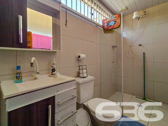 Descubra seu próximo lar em Balneário Barra do Sul - Uma Residência de Conforto e Conveniência
Procurando um espaço familiar confortável e bem localizado em Balneário Barra do Sul? Conheça este encantador sobrado, uma propriedade versátil situada no coração do Centro, que oferece a flexibilidade de ser utilizado como um único lar espaçoso ou dividido em dois apartamentos independentes.
Cada nível da casa dispõe de uma cozinha bem equipada, duas salas de estar espaçosas e acolhedoras, com acabamentos de qualidade e iluminação natural abundante. O imóvel possui dois dormitórios confortáveis, incluindo uma suíte, garantindo privacidade e um refúgio tranquilo do movimento do dia a dia. Há também duas despensas amplas, proporcionando excelente espaço de armazenamento.
A segurança é reforçada com grades, cerca elétrica e um sistema de monitoramento privado, garantindo paz de mente aos seus moradores. Além disso, a propriedade conta com duas áreas de serviço completas, facilitando as tarefas diárias e organização.
As áreas sociais incluem uma churrasqueira convidativa, ideal para receber amigos e familiares e desfrutar de momentos especiais. A sacada dos quartos oferece uma vista tranquila do bairro, sendo um espaço adicional para relaxamento e contemplação.
Este sobrado não apenas oferece uma residência acolhedora e segura, mas também uma excelente oportunidade de investimento, devido à sua versatilidade e localização central. É uma escolha perfeita para aqueles que valorizam conforto, privacidade e o potencial de retorno sobre o investimento.
636 NEGÓCIOS IMOBILIÁRIOS: A SUA MELHOR ESCOLHA
Com mais de 30 anos de experiência, a 636 Negócios Imobiliários é sua parceira ideal para encontrar o imóvel perfeito. Estamos prontos para ajudá-lo a fazer deste imóvel o seu novo lar.
Telefone: (47) 3451-0636
WhatsApp: (47) 99190-0636
Não perca esta oportunidade única. Visite nosso site para mais informações: i636.com.br