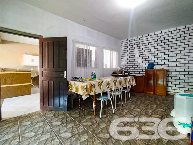 Descubra seu próximo lar em Balneário Barra do Sul - Uma Residência de Conforto e Conveniência
Procurando um espaço familiar confortável e bem localizado em Balneário Barra do Sul? Conheça este encantador sobrado, uma propriedade versátil situada no coração do Centro, que oferece a flexibilidade de ser utilizado como um único lar espaçoso ou dividido em dois apartamentos independentes.
Cada nível da casa dispõe de uma cozinha bem equipada, duas salas de estar espaçosas e acolhedoras, com acabamentos de qualidade e iluminação natural abundante. O imóvel possui dois dormitórios confortáveis, incluindo uma suíte, garantindo privacidade e um refúgio tranquilo do movimento do dia a dia. Há também duas despensas amplas, proporcionando excelente espaço de armazenamento.
A segurança é reforçada com grades, cerca elétrica e um sistema de monitoramento privado, garantindo paz de mente aos seus moradores. Além disso, a propriedade conta com duas áreas de serviço completas, facilitando as tarefas diárias e organização.
As áreas sociais incluem uma churrasqueira convidativa, ideal para receber amigos e familiares e desfrutar de momentos especiais. A sacada dos quartos oferece uma vista tranquila do bairro, sendo um espaço adicional para relaxamento e contemplação.
Este sobrado não apenas oferece uma residência acolhedora e segura, mas também uma excelente oportunidade de investimento, devido à sua versatilidade e localização central. É uma escolha perfeita para aqueles que valorizam conforto, privacidade e o potencial de retorno sobre o investimento.
636 NEGÓCIOS IMOBILIÁRIOS: A SUA MELHOR ESCOLHA
Com mais de 30 anos de experiência, a 636 Negócios Imobiliários é sua parceira ideal para encontrar o imóvel perfeito. Estamos prontos para ajudá-lo a fazer deste imóvel o seu novo lar.
Telefone: (47) 3451-0636
WhatsApp: (47) 99190-0636
Não perca esta oportunidade única. Visite nosso site para mais informações: i636.com.br