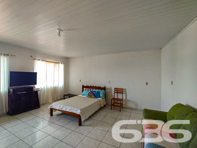 Descubra seu próximo lar em Balneário Barra do Sul - Uma Residência de Conforto e Conveniência
Procurando um espaço familiar confortável e bem localizado em Balneário Barra do Sul? Conheça este encantador sobrado, uma propriedade versátil situada no coração do Centro, que oferece a flexibilidade de ser utilizado como um único lar espaçoso ou dividido em dois apartamentos independentes.
Cada nível da casa dispõe de uma cozinha bem equipada, duas salas de estar espaçosas e acolhedoras, com acabamentos de qualidade e iluminação natural abundante. O imóvel possui dois dormitórios confortáveis, incluindo uma suíte, garantindo privacidade e um refúgio tranquilo do movimento do dia a dia. Há também duas despensas amplas, proporcionando excelente espaço de armazenamento.
A segurança é reforçada com grades, cerca elétrica e um sistema de monitoramento privado, garantindo paz de mente aos seus moradores. Além disso, a propriedade conta com duas áreas de serviço completas, facilitando as tarefas diárias e organização.
As áreas sociais incluem uma churrasqueira convidativa, ideal para receber amigos e familiares e desfrutar de momentos especiais. A sacada dos quartos oferece uma vista tranquila do bairro, sendo um espaço adicional para relaxamento e contemplação.
Este sobrado não apenas oferece uma residência acolhedora e segura, mas também uma excelente oportunidade de investimento, devido à sua versatilidade e localização central. É uma escolha perfeita para aqueles que valorizam conforto, privacidade e o potencial de retorno sobre o investimento.
636 NEGÓCIOS IMOBILIÁRIOS: A SUA MELHOR ESCOLHA
Com mais de 30 anos de experiência, a 636 Negócios Imobiliários é sua parceira ideal para encontrar o imóvel perfeito. Estamos prontos para ajudá-lo a fazer deste imóvel o seu novo lar.
Telefone: (47) 3451-0636
WhatsApp: (47) 99190-0636
Não perca esta oportunidade única. Visite nosso site para mais informações: i636.com.br