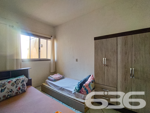 Descubra seu próximo lar em Balneário Barra do Sul - Uma Residência de Conforto e Conveniência
Procurando um espaço familiar confortável e bem localizado em Balneário Barra do Sul? Conheça este encantador sobrado, uma propriedade versátil situada no coração do Centro, que oferece a flexibilidade de ser utilizado como um único lar espaçoso ou dividido em dois apartamentos independentes.
Cada nível da casa dispõe de uma cozinha bem equipada, duas salas de estar espaçosas e acolhedoras, com acabamentos de qualidade e iluminação natural abundante. O imóvel possui dois dormitórios confortáveis, incluindo uma suíte, garantindo privacidade e um refúgio tranquilo do movimento do dia a dia. Há também duas despensas amplas, proporcionando excelente espaço de armazenamento.
A segurança é reforçada com grades, cerca elétrica e um sistema de monitoramento privado, garantindo paz de mente aos seus moradores. Além disso, a propriedade conta com duas áreas de serviço completas, facilitando as tarefas diárias e organização.
As áreas sociais incluem uma churrasqueira convidativa, ideal para receber amigos e familiares e desfrutar de momentos especiais. A sacada dos quartos oferece uma vista tranquila do bairro, sendo um espaço adicional para relaxamento e contemplação.
Este sobrado não apenas oferece uma residência acolhedora e segura, mas também uma excelente oportunidade de investimento, devido à sua versatilidade e localização central. É uma escolha perfeita para aqueles que valorizam conforto, privacidade e o potencial de retorno sobre o investimento.
636 NEGÓCIOS IMOBILIÁRIOS: A SUA MELHOR ESCOLHA
Com mais de 30 anos de experiência, a 636 Negócios Imobiliários é sua parceira ideal para encontrar o imóvel perfeito. Estamos prontos para ajudá-lo a fazer deste imóvel o seu novo lar.
Telefone: (47) 3451-0636
WhatsApp: (47) 99190-0636
Não perca esta oportunidade única. Visite nosso site para mais informações: i636.com.br