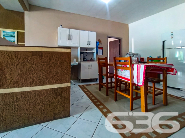 Descubra seu próximo lar em Balneário Barra do Sul - Uma Residência de Conforto e Conveniência
Procurando um espaço familiar confortável e bem localizado em Balneário Barra do Sul? Conheça este encantador sobrado, uma propriedade versátil situada no coração do Centro, que oferece a flexibilidade de ser utilizado como um único lar espaçoso ou dividido em dois apartamentos independentes.
Cada nível da casa dispõe de uma cozinha bem equipada, duas salas de estar espaçosas e acolhedoras, com acabamentos de qualidade e iluminação natural abundante. O imóvel possui dois dormitórios confortáveis, incluindo uma suíte, garantindo privacidade e um refúgio tranquilo do movimento do dia a dia. Há também duas despensas amplas, proporcionando excelente espaço de armazenamento.
A segurança é reforçada com grades, cerca elétrica e um sistema de monitoramento privado, garantindo paz de mente aos seus moradores. Além disso, a propriedade conta com duas áreas de serviço completas, facilitando as tarefas diárias e organização.
As áreas sociais incluem uma churrasqueira convidativa, ideal para receber amigos e familiares e desfrutar de momentos especiais. A sacada dos quartos oferece uma vista tranquila do bairro, sendo um espaço adicional para relaxamento e contemplação.
Este sobrado não apenas oferece uma residência acolhedora e segura, mas também uma excelente oportunidade de investimento, devido à sua versatilidade e localização central. É uma escolha perfeita para aqueles que valorizam conforto, privacidade e o potencial de retorno sobre o investimento.
636 NEGÓCIOS IMOBILIÁRIOS: A SUA MELHOR ESCOLHA
Com mais de 30 anos de experiência, a 636 Negócios Imobiliários é sua parceira ideal para encontrar o imóvel perfeito. Estamos prontos para ajudá-lo a fazer deste imóvel o seu novo lar.
Telefone: (47) 3451-0636
WhatsApp: (47) 99190-0636
Não perca esta oportunidade única. Visite nosso site para mais informações: i636.com.br