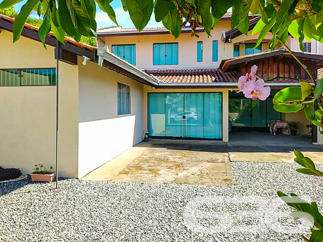 Descubra seu próximo lar em Balneário Barra do Sul - Uma Residência de Conforto e Conveniência
Procurando um espaço familiar confortável e bem localizado em Balneário Barra do Sul? Conheça este encantador sobrado, uma propriedade versátil situada no coração do Centro, que oferece a flexibilidade de ser utilizado como um único lar espaçoso ou dividido em dois apartamentos independentes.
Cada nível da casa dispõe de uma cozinha bem equipada, duas salas de estar espaçosas e acolhedoras, com acabamentos de qualidade e iluminação natural abundante. O imóvel possui dois dormitórios confortáveis, incluindo uma suíte, garantindo privacidade e um refúgio tranquilo do movimento do dia a dia. Há também duas despensas amplas, proporcionando excelente espaço de armazenamento.
A segurança é reforçada com grades, cerca elétrica e um sistema de monitoramento privado, garantindo paz de mente aos seus moradores. Além disso, a propriedade conta com duas áreas de serviço completas, facilitando as tarefas diárias e organização.
As áreas sociais incluem uma churrasqueira convidativa, ideal para receber amigos e familiares e desfrutar de momentos especiais. A sacada dos quartos oferece uma vista tranquila do bairro, sendo um espaço adicional para relaxamento e contemplação.
Este sobrado não apenas oferece uma residência acolhedora e segura, mas também uma excelente oportunidade de investimento, devido à sua versatilidade e localização central. É uma escolha perfeita para aqueles que valorizam conforto, privacidade e o potencial de retorno sobre o investimento.
636 NEGÓCIOS IMOBILIÁRIOS: A SUA MELHOR ESCOLHA
Com mais de 30 anos de experiência, a 636 Negócios Imobiliários é sua parceira ideal para encontrar o imóvel perfeito. Estamos prontos para ajudá-lo a fazer deste imóvel o seu novo lar.
Telefone: (47) 3451-0636
WhatsApp: (47) 99190-0636
Não perca esta oportunidade única. Visite nosso site para mais informações: i636.com.br