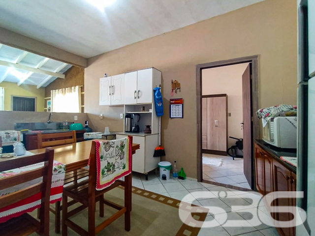 Descubra seu próximo lar em Balneário Barra do Sul - Uma Residência de Conforto e Conveniência
Procurando um espaço familiar confortável e bem localizado em Balneário Barra do Sul? Conheça este encantador sobrado, uma propriedade versátil situada no coração do Centro, que oferece a flexibilidade de ser utilizado como um único lar espaçoso ou dividido em dois apartamentos independentes.
Cada nível da casa dispõe de uma cozinha bem equipada, duas salas de estar espaçosas e acolhedoras, com acabamentos de qualidade e iluminação natural abundante. O imóvel possui dois dormitórios confortáveis, incluindo uma suíte, garantindo privacidade e um refúgio tranquilo do movimento do dia a dia. Há também duas despensas amplas, proporcionando excelente espaço de armazenamento.
A segurança é reforçada com grades, cerca elétrica e um sistema de monitoramento privado, garantindo paz de mente aos seus moradores. Além disso, a propriedade conta com duas áreas de serviço completas, facilitando as tarefas diárias e organização.
As áreas sociais incluem uma churrasqueira convidativa, ideal para receber amigos e familiares e desfrutar de momentos especiais. A sacada dos quartos oferece uma vista tranquila do bairro, sendo um espaço adicional para relaxamento e contemplação.
Este sobrado não apenas oferece uma residência acolhedora e segura, mas também uma excelente oportunidade de investimento, devido à sua versatilidade e localização central. É uma escolha perfeita para aqueles que valorizam conforto, privacidade e o potencial de retorno sobre o investimento.
636 NEGÓCIOS IMOBILIÁRIOS: A SUA MELHOR ESCOLHA
Com mais de 30 anos de experiência, a 636 Negócios Imobiliários é sua parceira ideal para encontrar o imóvel perfeito. Estamos prontos para ajudá-lo a fazer deste imóvel o seu novo lar.
Telefone: (47) 3451-0636
WhatsApp: (47) 99190-0636
Não perca esta oportunidade única. Visite nosso site para mais informações: i636.com.br