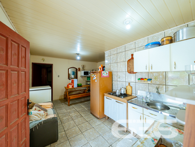 Descubra seu Novo Lar em Balneário Barra do Sul
Localizada no coração de Balneário Barra do Sul, esta charmosa residência térrea oferece uma combinação perfeita de conforto, conveniência e potencial. Com uma área construída de 70 m² em um terreno de 300,30 m², o imóvel promete ser o cenário ideal para criar momentos inesquecíveis.
Características do Imóvel:
Dormitórios: 2 espaçosos quartos que garantem privacidade e conforto para toda a família.
Banheiro: Equipado, oferecendo funcionalidade e praticidade.
Cozinha: Ampla e acolhedora, ideal para preparar suas refeições com facilidade e conforto.
Áreas de Serviço: Práticas e bem dimensionadas para facilitar o dia a dia.
Garagem: Espaço para 6 veículos descobertos e mais uma garagem coberta, garantindo segurança para seus automóveis.
Churrasqueira: Perfeita para reunir amigos e família em momentos especiais.
Localização Privilegiada:
Investimento Ideal: Este imóvel não apenas serve como um lar acolhedor, mas também representa uma excelente oportunidade de investimento, graças à sua localização estratégica no centro de Balneário Barra do Sul. Aproveite a chance de viver em uma área que combina a tranquilidade de uma cidade praiana com a conveniência de ter acesso rápido a serviços e infraestrutura.
Transforme esta residência no seu novo lar ou em um investimento promissor. Agende sua visita e venha conhecer o potencial completo deste imóvel único!
636 NEGÓCIOS IMOBILIÁRIOS: A SUA MELHOR ESCOLHA
Com mais de 30 anos de experiência, a 636 Negócios Imobiliários é sua parceira ideal para encontrar o imóvel perfeito. Estamos prontos para ajudá-lo a fazer deste imóvel o seu novo lar.
Telefone: (47) 3451-0636
WhatsApp: (47) 99190-0636
Não perca esta oportunidade única. Visite nosso site para mais informações: i636.com.br