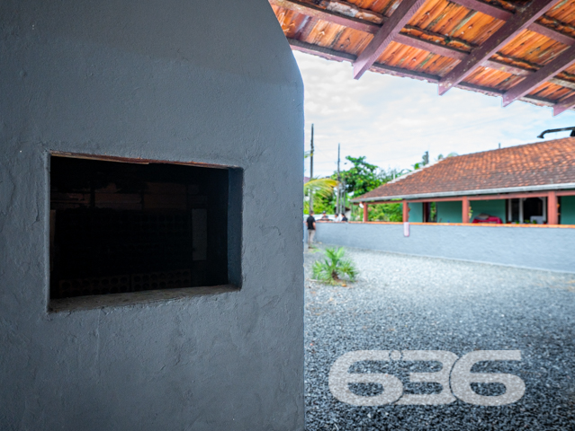 Descubra seu Novo Lar em Balneário Barra do Sul
Localizada no coração de Balneário Barra do Sul, esta charmosa residência térrea oferece uma combinação perfeita de conforto, conveniência e potencial. Com uma área construída de 70 m² em um terreno de 300,30 m², o imóvel promete ser o cenário ideal para criar momentos inesquecíveis.
Características do Imóvel:
Dormitórios: 2 espaçosos quartos que garantem privacidade e conforto para toda a família.
Banheiro: Equipado, oferecendo funcionalidade e praticidade.
Cozinha: Ampla e acolhedora, ideal para preparar suas refeições com facilidade e conforto.
Áreas de Serviço: Práticas e bem dimensionadas para facilitar o dia a dia.
Garagem: Espaço para 6 veículos descobertos e mais uma garagem coberta, garantindo segurança para seus automóveis.
Churrasqueira: Perfeita para reunir amigos e família em momentos especiais.
Localização Privilegiada:
Investimento Ideal: Este imóvel não apenas serve como um lar acolhedor, mas também representa uma excelente oportunidade de investimento, graças à sua localização estratégica no centro de Balneário Barra do Sul. Aproveite a chance de viver em uma área que combina a tranquilidade de uma cidade praiana com a conveniência de ter acesso rápido a serviços e infraestrutura.
Transforme esta residência no seu novo lar ou em um investimento promissor. Agende sua visita e venha conhecer o potencial completo deste imóvel único!
636 NEGÓCIOS IMOBILIÁRIOS: A SUA MELHOR ESCOLHA
Com mais de 30 anos de experiência, a 636 Negócios Imobiliários é sua parceira ideal para encontrar o imóvel perfeito. Estamos prontos para ajudá-lo a fazer deste imóvel o seu novo lar.
Telefone: (47) 3451-0636
WhatsApp: (47) 99190-0636
Não perca esta oportunidade única. Visite nosso site para mais informações: i636.com.br