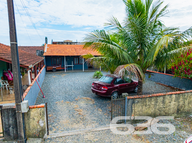 Descubra seu Novo Lar em Balneário Barra do Sul
Localizada no coração de Balneário Barra do Sul, esta charmosa residência térrea oferece uma combinação perfeita de conforto, conveniência e potencial. Com uma área construída de 70 m² em um terreno de 300,30 m², o imóvel promete ser o cenário ideal para criar momentos inesquecíveis.
Características do Imóvel:
Dormitórios: 2 espaçosos quartos que garantem privacidade e conforto para toda a família.
Banheiro: Equipado, oferecendo funcionalidade e praticidade.
Cozinha: Ampla e acolhedora, ideal para preparar suas refeições com facilidade e conforto.
Áreas de Serviço: Práticas e bem dimensionadas para facilitar o dia a dia.
Garagem: Espaço para 6 veículos descobertos e mais uma garagem coberta, garantindo segurança para seus automóveis.
Churrasqueira: Perfeita para reunir amigos e família em momentos especiais.
Localização Privilegiada:
Investimento Ideal: Este imóvel não apenas serve como um lar acolhedor, mas também representa uma excelente oportunidade de investimento, graças à sua localização estratégica no centro de Balneário Barra do Sul. Aproveite a chance de viver em uma área que combina a tranquilidade de uma cidade praiana com a conveniência de ter acesso rápido a serviços e infraestrutura.
Transforme esta residência no seu novo lar ou em um investimento promissor. Agende sua visita e venha conhecer o potencial completo deste imóvel único!
636 NEGÓCIOS IMOBILIÁRIOS: A SUA MELHOR ESCOLHA
Com mais de 30 anos de experiência, a 636 Negócios Imobiliários é sua parceira ideal para encontrar o imóvel perfeito. Estamos prontos para ajudá-lo a fazer deste imóvel o seu novo lar.
Telefone: (47) 3451-0636
WhatsApp: (47) 99190-0636
Não perca esta oportunidade única. Visite nosso site para mais informações: i636.com.br