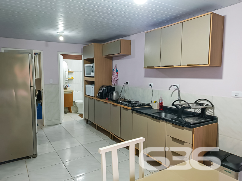 Oportunidade em Balneário Barra do Sul – Residência Térrea com Quintal Amplo e Área de Festas!
Se você procura conforto, espaço e localização privilegiada, esta é a sua chance! Situada em uma das regiões mais desejadas de Balneário Barra do Sul, esta residência térrea oferece uma combinação perfeita entre tranquilidade e praticidade. Localizada em rua pavimentada, a poucos metros do Pronto Atendimento e de serviços essenciais como escolas, supermercados e farmácias, o imóvel está em uma zona residencial consolidada e segura.
Com um terreno plano de 300,30m², a casa conta com 85,22m² de área construída e um amplo gramado na frente, ideal para quem valoriza um espaço ao ar livre. A garagem comporta até 3 veículos com facilidade. O jardim bem cuidado e a charmosa varanda com rede conferem um clima acolhedor e relaxante à moradia.
Internamente, são 3 dormitórios, todos bem iluminados e ventilados, além de uma sala de estar confortável. A cozinha em conceito aberto é integrada à copa, equipada com armários sob medida, proporcionando praticidade no dia a dia. A casa ainda conta com área de serviço, banheiro social, conexão à internet por fibra ótica, e sim – o imóvel permite animais!
O grande destaque é a ampla área de festas com churrasqueira, bancada de apoio, pia e espaço coberto para receber amigos e familiares. Um ambiente perfeito para momentos especiais em todas as estações do ano!
Seja para moradia ou investimento, este imóvel reúne atributos que valorizam o seu patrimônio e garantem qualidade de vida.
Agende já sua visita com a 636 Negócios Imobiliários — há mais de 30 anos entregando excelência em mediação imobiliária com conhecimento técnico, transparência e compromisso com você!
636 NEGÓCIOS IMOBILIÁRIOS: A SUA MELHOR ESCOLHA
Com mais de 30 anos de experiência, a 636 Negócios Imobiliários é sua parceira ideal para encontrar o imóvel perfeito. Estamos prontos para ajudá-lo a fazer deste imóvel o seu novo lar.
Telefone: (47) 3451-0636
WhatsApp: (47) 99190-0636
Não perca esta oportunidade única. Visite nosso site para mais informações: i636.com.br