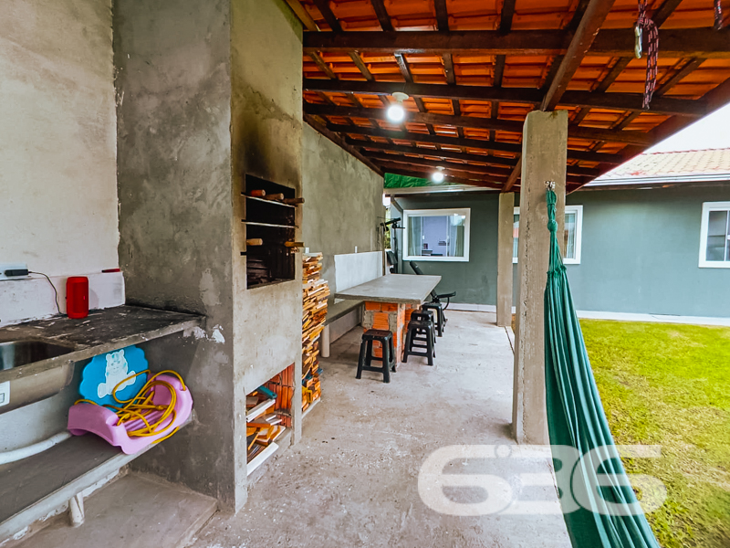 Oportunidade em Balneário Barra do Sul – Residência Térrea com Quintal Amplo e Área de Festas!
Se você procura conforto, espaço e localização privilegiada, esta é a sua chance! Situada em uma das regiões mais desejadas de Balneário Barra do Sul, esta residência térrea oferece uma combinação perfeita entre tranquilidade e praticidade. Localizada em rua pavimentada, a poucos metros do Pronto Atendimento e de serviços essenciais como escolas, supermercados e farmácias, o imóvel está em uma zona residencial consolidada e segura.
Com um terreno plano de 300,30m², a casa conta com 85,22m² de área construída e um amplo gramado na frente, ideal para quem valoriza um espaço ao ar livre. A garagem comporta até 3 veículos com facilidade. O jardim bem cuidado e a charmosa varanda com rede conferem um clima acolhedor e relaxante à moradia.
Internamente, são 3 dormitórios, todos bem iluminados e ventilados, além de uma sala de estar confortável. A cozinha em conceito aberto é integrada à copa, equipada com armários sob medida, proporcionando praticidade no dia a dia. A casa ainda conta com área de serviço, banheiro social, conexão à internet por fibra ótica, e sim – o imóvel permite animais!
O grande destaque é a ampla área de festas com churrasqueira, bancada de apoio, pia e espaço coberto para receber amigos e familiares. Um ambiente perfeito para momentos especiais em todas as estações do ano!
Seja para moradia ou investimento, este imóvel reúne atributos que valorizam o seu patrimônio e garantem qualidade de vida.
Agende já sua visita com a 636 Negócios Imobiliários — há mais de 30 anos entregando excelência em mediação imobiliária com conhecimento técnico, transparência e compromisso com você!
636 NEGÓCIOS IMOBILIÁRIOS: A SUA MELHOR ESCOLHA
Com mais de 30 anos de experiência, a 636 Negócios Imobiliários é sua parceira ideal para encontrar o imóvel perfeito. Estamos prontos para ajudá-lo a fazer deste imóvel o seu novo lar.
Telefone: (47) 3451-0636
WhatsApp: (47) 99190-0636
Não perca esta oportunidade única. Visite nosso site para mais informações: i636.com.br