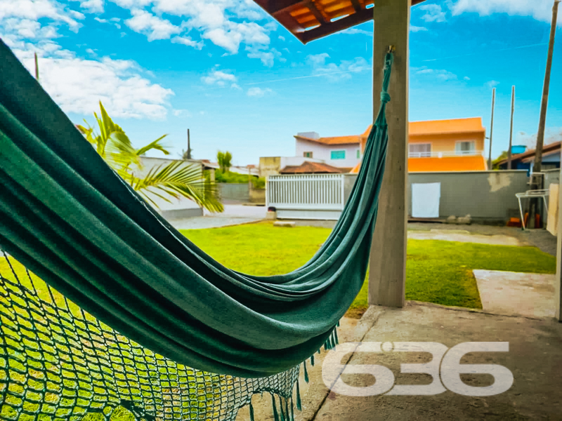 Oportunidade em Balneário Barra do Sul – Residência Térrea com Quintal Amplo e Área de Festas!
Se você procura conforto, espaço e localização privilegiada, esta é a sua chance! Situada em uma das regiões mais desejadas de Balneário Barra do Sul, esta residência térrea oferece uma combinação perfeita entre tranquilidade e praticidade. Localizada em rua pavimentada, a poucos metros do Pronto Atendimento e de serviços essenciais como escolas, supermercados e farmácias, o imóvel está em uma zona residencial consolidada e segura.
Com um terreno plano de 300,30m², a casa conta com 85,22m² de área construída e um amplo gramado na frente, ideal para quem valoriza um espaço ao ar livre. A garagem comporta até 3 veículos com facilidade. O jardim bem cuidado e a charmosa varanda com rede conferem um clima acolhedor e relaxante à moradia.
Internamente, são 3 dormitórios, todos bem iluminados e ventilados, além de uma sala de estar confortável. A cozinha em conceito aberto é integrada à copa, equipada com armários sob medida, proporcionando praticidade no dia a dia. A casa ainda conta com área de serviço, banheiro social, conexão à internet por fibra ótica, e sim – o imóvel permite animais!
O grande destaque é a ampla área de festas com churrasqueira, bancada de apoio, pia e espaço coberto para receber amigos e familiares. Um ambiente perfeito para momentos especiais em todas as estações do ano!
Seja para moradia ou investimento, este imóvel reúne atributos que valorizam o seu patrimônio e garantem qualidade de vida.
Agende já sua visita com a 636 Negócios Imobiliários — há mais de 30 anos entregando excelência em mediação imobiliária com conhecimento técnico, transparência e compromisso com você!
636 NEGÓCIOS IMOBILIÁRIOS: A SUA MELHOR ESCOLHA
Com mais de 30 anos de experiência, a 636 Negócios Imobiliários é sua parceira ideal para encontrar o imóvel perfeito. Estamos prontos para ajudá-lo a fazer deste imóvel o seu novo lar.
Telefone: (47) 3451-0636
WhatsApp: (47) 99190-0636
Não perca esta oportunidade única. Visite nosso site para mais informações: i636.com.br