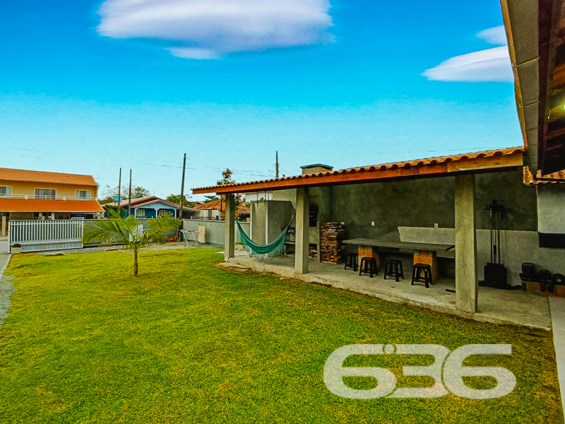 Oportunidade em Balneário Barra do Sul – Residência Térrea com Quintal Amplo e Área de Festas!
Se você procura conforto, espaço e localização privilegiada, esta é a sua chance! Situada em uma das regiões mais desejadas de Balneário Barra do Sul, esta residência térrea oferece uma combinação perfeita entre tranquilidade e praticidade. Localizada em rua pavimentada, a poucos metros do Pronto Atendimento e de serviços essenciais como escolas, supermercados e farmácias, o imóvel está em uma zona residencial consolidada e segura.
Com um terreno plano de 300,30m², a casa conta com 85,22m² de área construída e um amplo gramado na frente, ideal para quem valoriza um espaço ao ar livre. A garagem comporta até 3 veículos com facilidade. O jardim bem cuidado e a charmosa varanda com rede conferem um clima acolhedor e relaxante à moradia.
Internamente, são 3 dormitórios, todos bem iluminados e ventilados, além de uma sala de estar confortável. A cozinha em conceito aberto é integrada à copa, equipada com armários sob medida, proporcionando praticidade no dia a dia. A casa ainda conta com área de serviço, banheiro social, conexão à internet por fibra ótica, e sim – o imóvel permite animais!
O grande destaque é a ampla área de festas com churrasqueira, bancada de apoio, pia e espaço coberto para receber amigos e familiares. Um ambiente perfeito para momentos especiais em todas as estações do ano!
Seja para moradia ou investimento, este imóvel reúne atributos que valorizam o seu patrimônio e garantem qualidade de vida.
Agende já sua visita com a 636 Negócios Imobiliários — há mais de 30 anos entregando excelência em mediação imobiliária com conhecimento técnico, transparência e compromisso com você!
636 NEGÓCIOS IMOBILIÁRIOS: A SUA MELHOR ESCOLHA
Com mais de 30 anos de experiência, a 636 Negócios Imobiliários é sua parceira ideal para encontrar o imóvel perfeito. Estamos prontos para ajudá-lo a fazer deste imóvel o seu novo lar.
Telefone: (47) 3451-0636
WhatsApp: (47) 99190-0636
Não perca esta oportunidade única. Visite nosso site para mais informações: i636.com.br