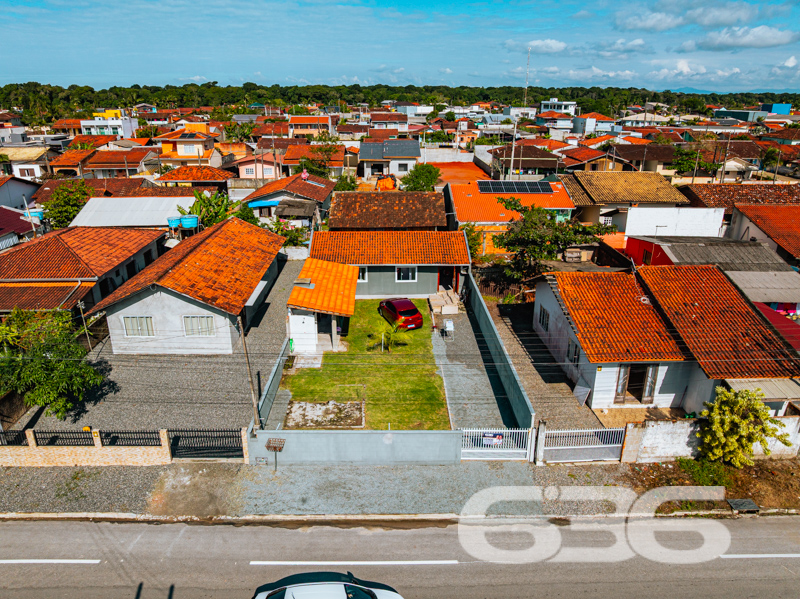 Oportunidade em Balneário Barra do Sul – Residência Térrea com Quintal Amplo e Área de Festas!
Se você procura conforto, espaço e localização privilegiada, esta é a sua chance! Situada em uma das regiões mais desejadas de Balneário Barra do Sul, esta residência térrea oferece uma combinação perfeita entre tranquilidade e praticidade. Localizada em rua pavimentada, a poucos metros do Pronto Atendimento e de serviços essenciais como escolas, supermercados e farmácias, o imóvel está em uma zona residencial consolidada e segura.
Com um terreno plano de 300,30m², a casa conta com 85,22m² de área construída e um amplo gramado na frente, ideal para quem valoriza um espaço ao ar livre. A garagem comporta até 3 veículos com facilidade. O jardim bem cuidado e a charmosa varanda com rede conferem um clima acolhedor e relaxante à moradia.
Internamente, são 3 dormitórios, todos bem iluminados e ventilados, além de uma sala de estar confortável. A cozinha em conceito aberto é integrada à copa, equipada com armários sob medida, proporcionando praticidade no dia a dia. A casa ainda conta com área de serviço, banheiro social, conexão à internet por fibra ótica, e sim – o imóvel permite animais!
O grande destaque é a ampla área de festas com churrasqueira, bancada de apoio, pia e espaço coberto para receber amigos e familiares. Um ambiente perfeito para momentos especiais em todas as estações do ano!
Seja para moradia ou investimento, este imóvel reúne atributos que valorizam o seu patrimônio e garantem qualidade de vida.
Agende já sua visita com a 636 Negócios Imobiliários — há mais de 30 anos entregando excelência em mediação imobiliária com conhecimento técnico, transparência e compromisso com você!
636 NEGÓCIOS IMOBILIÁRIOS: A SUA MELHOR ESCOLHA
Com mais de 30 anos de experiência, a 636 Negócios Imobiliários é sua parceira ideal para encontrar o imóvel perfeito. Estamos prontos para ajudá-lo a fazer deste imóvel o seu novo lar.
Telefone: (47) 3451-0636
WhatsApp: (47) 99190-0636
Não perca esta oportunidade única. Visite nosso site para mais informações: i636.com.br