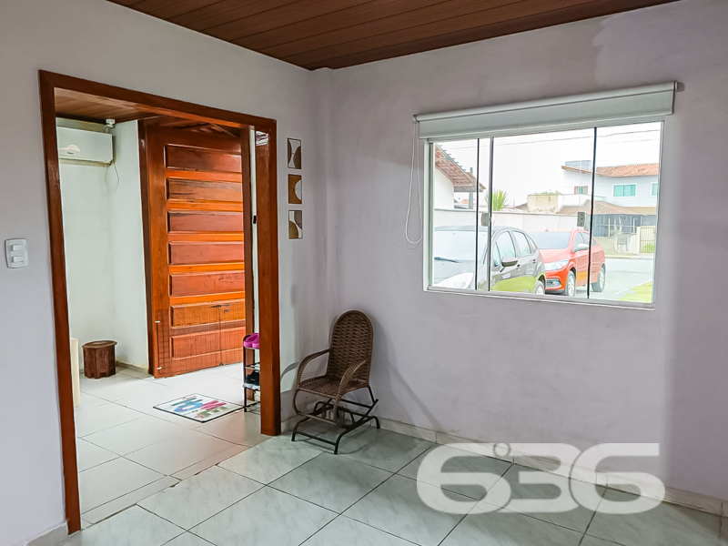 Oportunidade em Balneário Barra do Sul – Residência Térrea com Quintal Amplo e Área de Festas!
Se você procura conforto, espaço e localização privilegiada, esta é a sua chance! Situada em uma das regiões mais desejadas de Balneário Barra do Sul, esta residência térrea oferece uma combinação perfeita entre tranquilidade e praticidade. Localizada em rua pavimentada, a poucos metros do Pronto Atendimento e de serviços essenciais como escolas, supermercados e farmácias, o imóvel está em uma zona residencial consolidada e segura.
Com um terreno plano de 300,30m², a casa conta com 85,22m² de área construída e um amplo gramado na frente, ideal para quem valoriza um espaço ao ar livre. A garagem comporta até 3 veículos com facilidade. O jardim bem cuidado e a charmosa varanda com rede conferem um clima acolhedor e relaxante à moradia.
Internamente, são 3 dormitórios, todos bem iluminados e ventilados, além de uma sala de estar confortável. A cozinha em conceito aberto é integrada à copa, equipada com armários sob medida, proporcionando praticidade no dia a dia. A casa ainda conta com área de serviço, banheiro social, conexão à internet por fibra ótica, e sim – o imóvel permite animais!
O grande destaque é a ampla área de festas com churrasqueira, bancada de apoio, pia e espaço coberto para receber amigos e familiares. Um ambiente perfeito para momentos especiais em todas as estações do ano!
Seja para moradia ou investimento, este imóvel reúne atributos que valorizam o seu patrimônio e garantem qualidade de vida.
Agende já sua visita com a 636 Negócios Imobiliários — há mais de 30 anos entregando excelência em mediação imobiliária com conhecimento técnico, transparência e compromisso com você!
636 NEGÓCIOS IMOBILIÁRIOS: A SUA MELHOR ESCOLHA
Com mais de 30 anos de experiência, a 636 Negócios Imobiliários é sua parceira ideal para encontrar o imóvel perfeito. Estamos prontos para ajudá-lo a fazer deste imóvel o seu novo lar.
Telefone: (47) 3451-0636
WhatsApp: (47) 99190-0636
Não perca esta oportunidade única. Visite nosso site para mais informações: i636.com.br