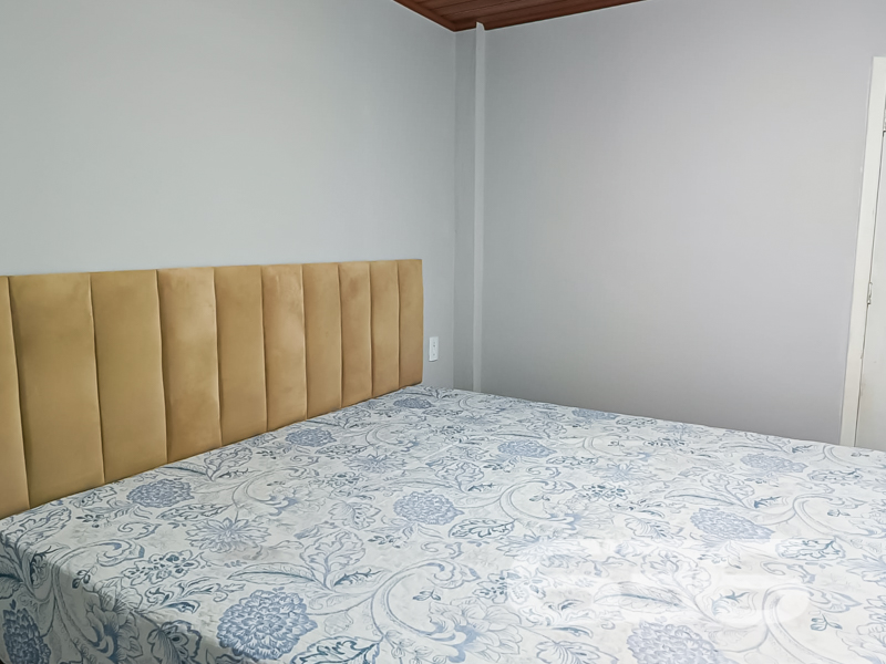 Oportunidade em Balneário Barra do Sul – Residência Térrea com Quintal Amplo e Área de Festas!
Se você procura conforto, espaço e localização privilegiada, esta é a sua chance! Situada em uma das regiões mais desejadas de Balneário Barra do Sul, esta residência térrea oferece uma combinação perfeita entre tranquilidade e praticidade. Localizada em rua pavimentada, a poucos metros do Pronto Atendimento e de serviços essenciais como escolas, supermercados e farmácias, o imóvel está em uma zona residencial consolidada e segura.
Com um terreno plano de 300,30m², a casa conta com 85,22m² de área construída e um amplo gramado na frente, ideal para quem valoriza um espaço ao ar livre. A garagem comporta até 3 veículos com facilidade. O jardim bem cuidado e a charmosa varanda com rede conferem um clima acolhedor e relaxante à moradia.
Internamente, são 3 dormitórios, todos bem iluminados e ventilados, além de uma sala de estar confortável. A cozinha em conceito aberto é integrada à copa, equipada com armários sob medida, proporcionando praticidade no dia a dia. A casa ainda conta com área de serviço, banheiro social, conexão à internet por fibra ótica, e sim – o imóvel permite animais!
O grande destaque é a ampla área de festas com churrasqueira, bancada de apoio, pia e espaço coberto para receber amigos e familiares. Um ambiente perfeito para momentos especiais em todas as estações do ano!
Seja para moradia ou investimento, este imóvel reúne atributos que valorizam o seu patrimônio e garantem qualidade de vida.
Agende já sua visita com a 636 Negócios Imobiliários — há mais de 30 anos entregando excelência em mediação imobiliária com conhecimento técnico, transparência e compromisso com você!
636 NEGÓCIOS IMOBILIÁRIOS: A SUA MELHOR ESCOLHA
Com mais de 30 anos de experiência, a 636 Negócios Imobiliários é sua parceira ideal para encontrar o imóvel perfeito. Estamos prontos para ajudá-lo a fazer deste imóvel o seu novo lar.
Telefone: (47) 3451-0636
WhatsApp: (47) 99190-0636
Não perca esta oportunidade única. Visite nosso site para mais informações: i636.com.br