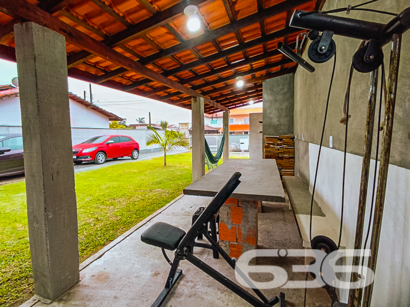 Oportunidade em Balneário Barra do Sul – Residência Térrea com Quintal Amplo e Área de Festas!
Se você procura conforto, espaço e localização privilegiada, esta é a sua chance! Situada em uma das regiões mais desejadas de Balneário Barra do Sul, esta residência térrea oferece uma combinação perfeita entre tranquilidade e praticidade. Localizada em rua pavimentada, a poucos metros do Pronto Atendimento e de serviços essenciais como escolas, supermercados e farmácias, o imóvel está em uma zona residencial consolidada e segura.
Com um terreno plano de 300,30m², a casa conta com 85,22m² de área construída e um amplo gramado na frente, ideal para quem valoriza um espaço ao ar livre. A garagem comporta até 3 veículos com facilidade. O jardim bem cuidado e a charmosa varanda com rede conferem um clima acolhedor e relaxante à moradia.
Internamente, são 3 dormitórios, todos bem iluminados e ventilados, além de uma sala de estar confortável. A cozinha em conceito aberto é integrada à copa, equipada com armários sob medida, proporcionando praticidade no dia a dia. A casa ainda conta com área de serviço, banheiro social, conexão à internet por fibra ótica, e sim – o imóvel permite animais!
O grande destaque é a ampla área de festas com churrasqueira, bancada de apoio, pia e espaço coberto para receber amigos e familiares. Um ambiente perfeito para momentos especiais em todas as estações do ano!
Seja para moradia ou investimento, este imóvel reúne atributos que valorizam o seu patrimônio e garantem qualidade de vida.
Agende já sua visita com a 636 Negócios Imobiliários — há mais de 30 anos entregando excelência em mediação imobiliária com conhecimento técnico, transparência e compromisso com você!
636 NEGÓCIOS IMOBILIÁRIOS: A SUA MELHOR ESCOLHA
Com mais de 30 anos de experiência, a 636 Negócios Imobiliários é sua parceira ideal para encontrar o imóvel perfeito. Estamos prontos para ajudá-lo a fazer deste imóvel o seu novo lar.
Telefone: (47) 3451-0636
WhatsApp: (47) 99190-0636
Não perca esta oportunidade única. Visite nosso site para mais informações: i636.com.br