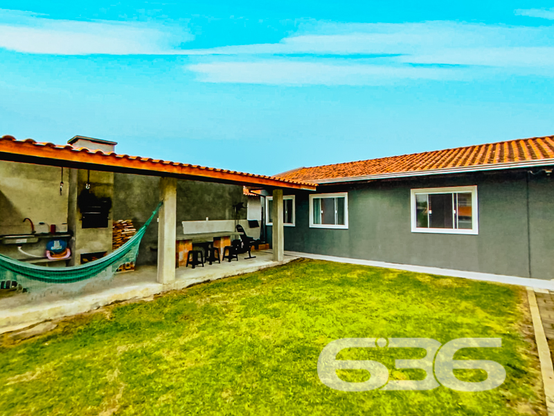 Oportunidade em Balneário Barra do Sul – Residência Térrea com Quintal Amplo e Área de Festas!
Se você procura conforto, espaço e localização privilegiada, esta é a sua chance! Situada em uma das regiões mais desejadas de Balneário Barra do Sul, esta residência térrea oferece uma combinação perfeita entre tranquilidade e praticidade. Localizada em rua pavimentada, a poucos metros do Pronto Atendimento e de serviços essenciais como escolas, supermercados e farmácias, o imóvel está em uma zona residencial consolidada e segura.
Com um terreno plano de 300,30m², a casa conta com 85,22m² de área construída e um amplo gramado na frente, ideal para quem valoriza um espaço ao ar livre. A garagem comporta até 3 veículos com facilidade. O jardim bem cuidado e a charmosa varanda com rede conferem um clima acolhedor e relaxante à moradia.
Internamente, são 3 dormitórios, todos bem iluminados e ventilados, além de uma sala de estar confortável. A cozinha em conceito aberto é integrada à copa, equipada com armários sob medida, proporcionando praticidade no dia a dia. A casa ainda conta com área de serviço, banheiro social, conexão à internet por fibra ótica, e sim – o imóvel permite animais!
O grande destaque é a ampla área de festas com churrasqueira, bancada de apoio, pia e espaço coberto para receber amigos e familiares. Um ambiente perfeito para momentos especiais em todas as estações do ano!
Seja para moradia ou investimento, este imóvel reúne atributos que valorizam o seu patrimônio e garantem qualidade de vida.
Agende já sua visita com a 636 Negócios Imobiliários — há mais de 30 anos entregando excelência em mediação imobiliária com conhecimento técnico, transparência e compromisso com você!
636 NEGÓCIOS IMOBILIÁRIOS: A SUA MELHOR ESCOLHA
Com mais de 30 anos de experiência, a 636 Negócios Imobiliários é sua parceira ideal para encontrar o imóvel perfeito. Estamos prontos para ajudá-lo a fazer deste imóvel o seu novo lar.
Telefone: (47) 3451-0636
WhatsApp: (47) 99190-0636
Não perca esta oportunidade única. Visite nosso site para mais informações: i636.com.br