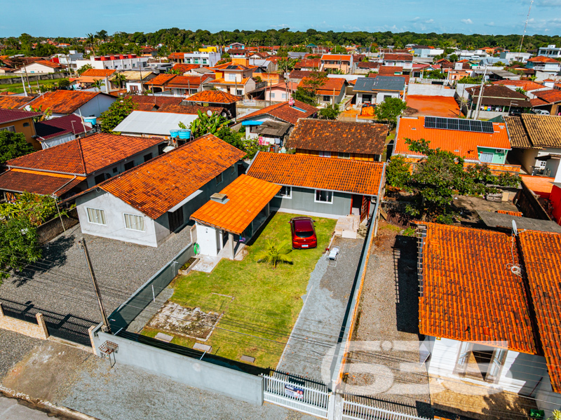 Oportunidade em Balneário Barra do Sul – Residência Térrea com Quintal Amplo e Área de Festas!
Se você procura conforto, espaço e localização privilegiada, esta é a sua chance! Situada em uma das regiões mais desejadas de Balneário Barra do Sul, esta residência térrea oferece uma combinação perfeita entre tranquilidade e praticidade. Localizada em rua pavimentada, a poucos metros do Pronto Atendimento e de serviços essenciais como escolas, supermercados e farmácias, o imóvel está em uma zona residencial consolidada e segura.
Com um terreno plano de 300,30m², a casa conta com 85,22m² de área construída e um amplo gramado na frente, ideal para quem valoriza um espaço ao ar livre. A garagem comporta até 3 veículos com facilidade. O jardim bem cuidado e a charmosa varanda com rede conferem um clima acolhedor e relaxante à moradia.
Internamente, são 3 dormitórios, todos bem iluminados e ventilados, além de uma sala de estar confortável. A cozinha em conceito aberto é integrada à copa, equipada com armários sob medida, proporcionando praticidade no dia a dia. A casa ainda conta com área de serviço, banheiro social, conexão à internet por fibra ótica, e sim – o imóvel permite animais!
O grande destaque é a ampla área de festas com churrasqueira, bancada de apoio, pia e espaço coberto para receber amigos e familiares. Um ambiente perfeito para momentos especiais em todas as estações do ano!
Seja para moradia ou investimento, este imóvel reúne atributos que valorizam o seu patrimônio e garantem qualidade de vida.
Agende já sua visita com a 636 Negócios Imobiliários — há mais de 30 anos entregando excelência em mediação imobiliária com conhecimento técnico, transparência e compromisso com você!
636 NEGÓCIOS IMOBILIÁRIOS: A SUA MELHOR ESCOLHA
Com mais de 30 anos de experiência, a 636 Negócios Imobiliários é sua parceira ideal para encontrar o imóvel perfeito. Estamos prontos para ajudá-lo a fazer deste imóvel o seu novo lar.
Telefone: (47) 3451-0636
WhatsApp: (47) 99190-0636
Não perca esta oportunidade única. Visite nosso site para mais informações: i636.com.br