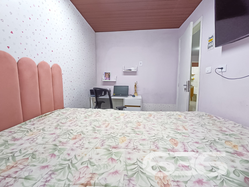 Oportunidade em Balneário Barra do Sul – Residência Térrea com Quintal Amplo e Área de Festas!
Se você procura conforto, espaço e localização privilegiada, esta é a sua chance! Situada em uma das regiões mais desejadas de Balneário Barra do Sul, esta residência térrea oferece uma combinação perfeita entre tranquilidade e praticidade. Localizada em rua pavimentada, a poucos metros do Pronto Atendimento e de serviços essenciais como escolas, supermercados e farmácias, o imóvel está em uma zona residencial consolidada e segura.
Com um terreno plano de 300,30m², a casa conta com 85,22m² de área construída e um amplo gramado na frente, ideal para quem valoriza um espaço ao ar livre. A garagem comporta até 3 veículos com facilidade. O jardim bem cuidado e a charmosa varanda com rede conferem um clima acolhedor e relaxante à moradia.
Internamente, são 3 dormitórios, todos bem iluminados e ventilados, além de uma sala de estar confortável. A cozinha em conceito aberto é integrada à copa, equipada com armários sob medida, proporcionando praticidade no dia a dia. A casa ainda conta com área de serviço, banheiro social, conexão à internet por fibra ótica, e sim – o imóvel permite animais!
O grande destaque é a ampla área de festas com churrasqueira, bancada de apoio, pia e espaço coberto para receber amigos e familiares. Um ambiente perfeito para momentos especiais em todas as estações do ano!
Seja para moradia ou investimento, este imóvel reúne atributos que valorizam o seu patrimônio e garantem qualidade de vida.
Agende já sua visita com a 636 Negócios Imobiliários — há mais de 30 anos entregando excelência em mediação imobiliária com conhecimento técnico, transparência e compromisso com você!
636 NEGÓCIOS IMOBILIÁRIOS: A SUA MELHOR ESCOLHA
Com mais de 30 anos de experiência, a 636 Negócios Imobiliários é sua parceira ideal para encontrar o imóvel perfeito. Estamos prontos para ajudá-lo a fazer deste imóvel o seu novo lar.
Telefone: (47) 3451-0636
WhatsApp: (47) 99190-0636
Não perca esta oportunidade única. Visite nosso site para mais informações: i636.com.br