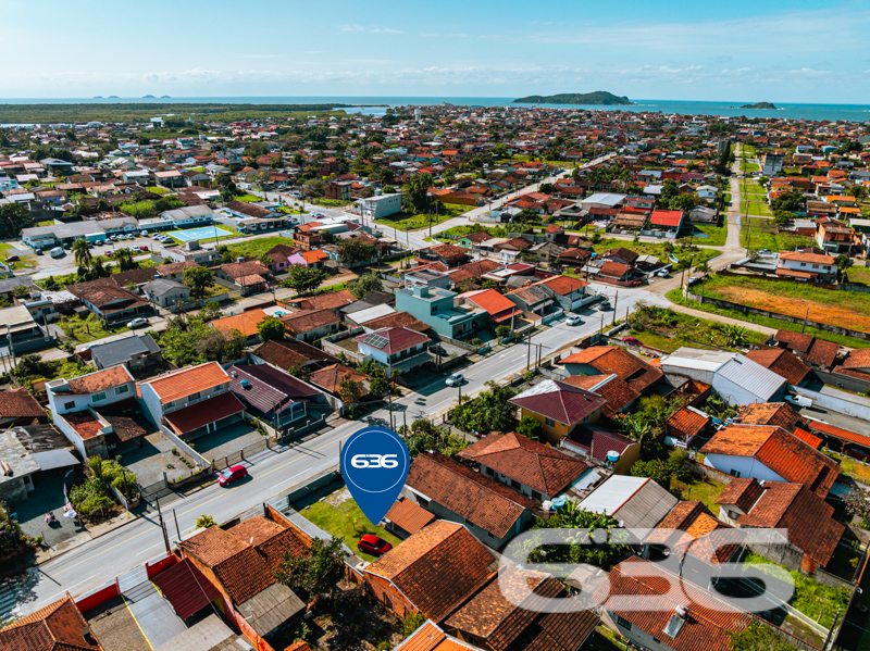 Oportunidade em Balneário Barra do Sul – Residência Térrea com Quintal Amplo e Área de Festas!
Se você procura conforto, espaço e localização privilegiada, esta é a sua chance! Situada em uma das regiões mais desejadas de Balneário Barra do Sul, esta residência térrea oferece uma combinação perfeita entre tranquilidade e praticidade. Localizada em rua pavimentada, a poucos metros do Pronto Atendimento e de serviços essenciais como escolas, supermercados e farmácias, o imóvel está em uma zona residencial consolidada e segura.
Com um terreno plano de 300,30m², a casa conta com 85,22m² de área construída e um amplo gramado na frente, ideal para quem valoriza um espaço ao ar livre. A garagem comporta até 3 veículos com facilidade. O jardim bem cuidado e a charmosa varanda com rede conferem um clima acolhedor e relaxante à moradia.
Internamente, são 3 dormitórios, todos bem iluminados e ventilados, além de uma sala de estar confortável. A cozinha em conceito aberto é integrada à copa, equipada com armários sob medida, proporcionando praticidade no dia a dia. A casa ainda conta com área de serviço, banheiro social, conexão à internet por fibra ótica, e sim – o imóvel permite animais!
O grande destaque é a ampla área de festas com churrasqueira, bancada de apoio, pia e espaço coberto para receber amigos e familiares. Um ambiente perfeito para momentos especiais em todas as estações do ano!
Seja para moradia ou investimento, este imóvel reúne atributos que valorizam o seu patrimônio e garantem qualidade de vida.
Agende já sua visita com a 636 Negócios Imobiliários — há mais de 30 anos entregando excelência em mediação imobiliária com conhecimento técnico, transparência e compromisso com você!
636 NEGÓCIOS IMOBILIÁRIOS: A SUA MELHOR ESCOLHA
Com mais de 30 anos de experiência, a 636 Negócios Imobiliários é sua parceira ideal para encontrar o imóvel perfeito. Estamos prontos para ajudá-lo a fazer deste imóvel o seu novo lar.
Telefone: (47) 3451-0636
WhatsApp: (47) 99190-0636
Não perca esta oportunidade única. Visite nosso site para mais informações: i636.com.br