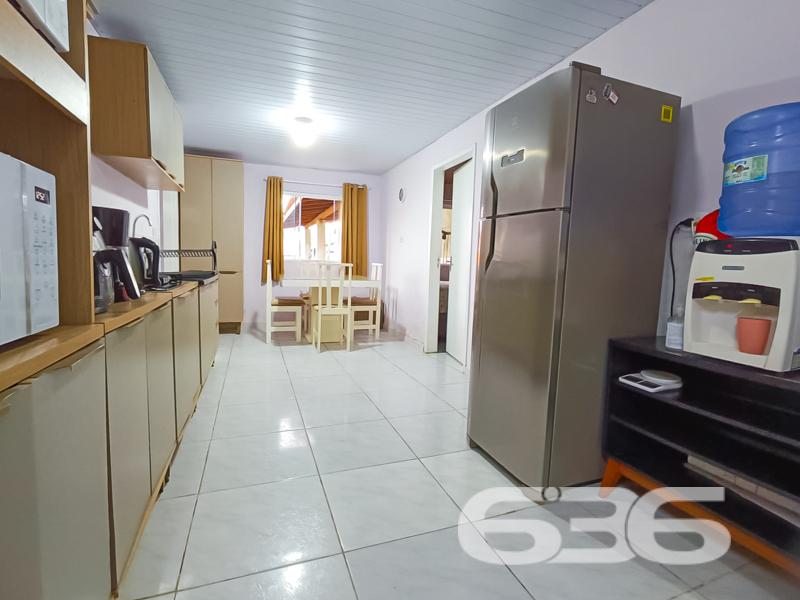Oportunidade em Balneário Barra do Sul – Residência Térrea com Quintal Amplo e Área de Festas!
Se você procura conforto, espaço e localização privilegiada, esta é a sua chance! Situada em uma das regiões mais desejadas de Balneário Barra do Sul, esta residência térrea oferece uma combinação perfeita entre tranquilidade e praticidade. Localizada em rua pavimentada, a poucos metros do Pronto Atendimento e de serviços essenciais como escolas, supermercados e farmácias, o imóvel está em uma zona residencial consolidada e segura.
Com um terreno plano de 300,30m², a casa conta com 85,22m² de área construída e um amplo gramado na frente, ideal para quem valoriza um espaço ao ar livre. A garagem comporta até 3 veículos com facilidade. O jardim bem cuidado e a charmosa varanda com rede conferem um clima acolhedor e relaxante à moradia.
Internamente, são 3 dormitórios, todos bem iluminados e ventilados, além de uma sala de estar confortável. A cozinha em conceito aberto é integrada à copa, equipada com armários sob medida, proporcionando praticidade no dia a dia. A casa ainda conta com área de serviço, banheiro social, conexão à internet por fibra ótica, e sim – o imóvel permite animais!
O grande destaque é a ampla área de festas com churrasqueira, bancada de apoio, pia e espaço coberto para receber amigos e familiares. Um ambiente perfeito para momentos especiais em todas as estações do ano!
Seja para moradia ou investimento, este imóvel reúne atributos que valorizam o seu patrimônio e garantem qualidade de vida.
Agende já sua visita com a 636 Negócios Imobiliários — há mais de 30 anos entregando excelência em mediação imobiliária com conhecimento técnico, transparência e compromisso com você!
636 NEGÓCIOS IMOBILIÁRIOS: A SUA MELHOR ESCOLHA
Com mais de 30 anos de experiência, a 636 Negócios Imobiliários é sua parceira ideal para encontrar o imóvel perfeito. Estamos prontos para ajudá-lo a fazer deste imóvel o seu novo lar.
Telefone: (47) 3451-0636
WhatsApp: (47) 99190-0636
Não perca esta oportunidade única. Visite nosso site para mais informações: i636.com.br