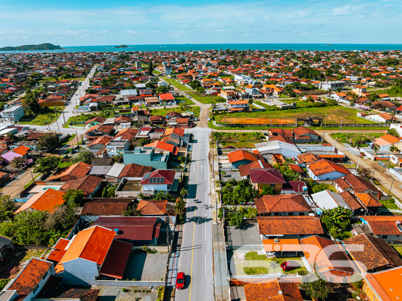 Oportunidade em Balneário Barra do Sul – Residência Térrea com Quintal Amplo e Área de Festas!
Se você procura conforto, espaço e localização privilegiada, esta é a sua chance! Situada em uma das regiões mais desejadas de Balneário Barra do Sul, esta residência térrea oferece uma combinação perfeita entre tranquilidade e praticidade. Localizada em rua pavimentada, a poucos metros do Pronto Atendimento e de serviços essenciais como escolas, supermercados e farmácias, o imóvel está em uma zona residencial consolidada e segura.
Com um terreno plano de 300,30m², a casa conta com 85,22m² de área construída e um amplo gramado na frente, ideal para quem valoriza um espaço ao ar livre. A garagem comporta até 3 veículos com facilidade. O jardim bem cuidado e a charmosa varanda com rede conferem um clima acolhedor e relaxante à moradia.
Internamente, são 3 dormitórios, todos bem iluminados e ventilados, além de uma sala de estar confortável. A cozinha em conceito aberto é integrada à copa, equipada com armários sob medida, proporcionando praticidade no dia a dia. A casa ainda conta com área de serviço, banheiro social, conexão à internet por fibra ótica, e sim – o imóvel permite animais!
O grande destaque é a ampla área de festas com churrasqueira, bancada de apoio, pia e espaço coberto para receber amigos e familiares. Um ambiente perfeito para momentos especiais em todas as estações do ano!
Seja para moradia ou investimento, este imóvel reúne atributos que valorizam o seu patrimônio e garantem qualidade de vida.
Agende já sua visita com a 636 Negócios Imobiliários — há mais de 30 anos entregando excelência em mediação imobiliária com conhecimento técnico, transparência e compromisso com você!
636 NEGÓCIOS IMOBILIÁRIOS: A SUA MELHOR ESCOLHA
Com mais de 30 anos de experiência, a 636 Negócios Imobiliários é sua parceira ideal para encontrar o imóvel perfeito. Estamos prontos para ajudá-lo a fazer deste imóvel o seu novo lar.
Telefone: (47) 3451-0636
WhatsApp: (47) 99190-0636
Não perca esta oportunidade única. Visite nosso site para mais informações: i636.com.br