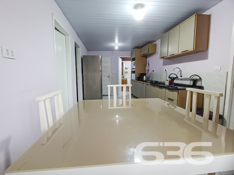 Oportunidade em Balneário Barra do Sul – Residência Térrea com Quintal Amplo e Área de Festas!
Se você procura conforto, espaço e localização privilegiada, esta é a sua chance! Situada em uma das regiões mais desejadas de Balneário Barra do Sul, esta residência térrea oferece uma combinação perfeita entre tranquilidade e praticidade. Localizada em rua pavimentada, a poucos metros do Pronto Atendimento e de serviços essenciais como escolas, supermercados e farmácias, o imóvel está em uma zona residencial consolidada e segura.
Com um terreno plano de 300,30m², a casa conta com 85,22m² de área construída e um amplo gramado na frente, ideal para quem valoriza um espaço ao ar livre. A garagem comporta até 3 veículos com facilidade. O jardim bem cuidado e a charmosa varanda com rede conferem um clima acolhedor e relaxante à moradia.
Internamente, são 3 dormitórios, todos bem iluminados e ventilados, além de uma sala de estar confortável. A cozinha em conceito aberto é integrada à copa, equipada com armários sob medida, proporcionando praticidade no dia a dia. A casa ainda conta com área de serviço, banheiro social, conexão à internet por fibra ótica, e sim – o imóvel permite animais!
O grande destaque é a ampla área de festas com churrasqueira, bancada de apoio, pia e espaço coberto para receber amigos e familiares. Um ambiente perfeito para momentos especiais em todas as estações do ano!
Seja para moradia ou investimento, este imóvel reúne atributos que valorizam o seu patrimônio e garantem qualidade de vida.
Agende já sua visita com a 636 Negócios Imobiliários — há mais de 30 anos entregando excelência em mediação imobiliária com conhecimento técnico, transparência e compromisso com você!
636 NEGÓCIOS IMOBILIÁRIOS: A SUA MELHOR ESCOLHA
Com mais de 30 anos de experiência, a 636 Negócios Imobiliários é sua parceira ideal para encontrar o imóvel perfeito. Estamos prontos para ajudá-lo a fazer deste imóvel o seu novo lar.
Telefone: (47) 3451-0636
WhatsApp: (47) 99190-0636
Não perca esta oportunidade única. Visite nosso site para mais informações: i636.com.br
