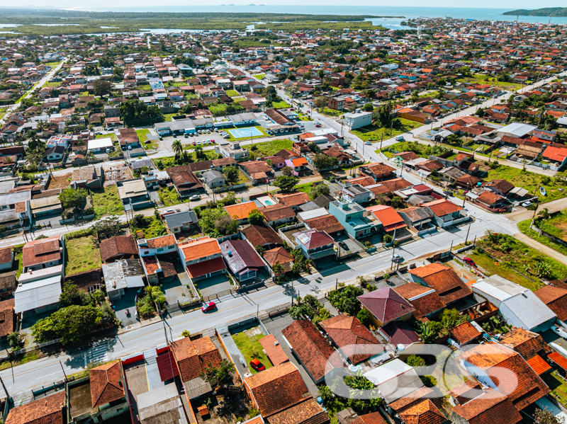 Oportunidade em Balneário Barra do Sul – Residência Térrea com Quintal Amplo e Área de Festas!
Se você procura conforto, espaço e localização privilegiada, esta é a sua chance! Situada em uma das regiões mais desejadas de Balneário Barra do Sul, esta residência térrea oferece uma combinação perfeita entre tranquilidade e praticidade. Localizada em rua pavimentada, a poucos metros do Pronto Atendimento e de serviços essenciais como escolas, supermercados e farmácias, o imóvel está em uma zona residencial consolidada e segura.
Com um terreno plano de 300,30m², a casa conta com 85,22m² de área construída e um amplo gramado na frente, ideal para quem valoriza um espaço ao ar livre. A garagem comporta até 3 veículos com facilidade. O jardim bem cuidado e a charmosa varanda com rede conferem um clima acolhedor e relaxante à moradia.
Internamente, são 3 dormitórios, todos bem iluminados e ventilados, além de uma sala de estar confortável. A cozinha em conceito aberto é integrada à copa, equipada com armários sob medida, proporcionando praticidade no dia a dia. A casa ainda conta com área de serviço, banheiro social, conexão à internet por fibra ótica, e sim – o imóvel permite animais!
O grande destaque é a ampla área de festas com churrasqueira, bancada de apoio, pia e espaço coberto para receber amigos e familiares. Um ambiente perfeito para momentos especiais em todas as estações do ano!
Seja para moradia ou investimento, este imóvel reúne atributos que valorizam o seu patrimônio e garantem qualidade de vida.
Agende já sua visita com a 636 Negócios Imobiliários — há mais de 30 anos entregando excelência em mediação imobiliária com conhecimento técnico, transparência e compromisso com você!
636 NEGÓCIOS IMOBILIÁRIOS: A SUA MELHOR ESCOLHA
Com mais de 30 anos de experiência, a 636 Negócios Imobiliários é sua parceira ideal para encontrar o imóvel perfeito. Estamos prontos para ajudá-lo a fazer deste imóvel o seu novo lar.
Telefone: (47) 3451-0636
WhatsApp: (47) 99190-0636
Não perca esta oportunidade única. Visite nosso site para mais informações: i636.com.br