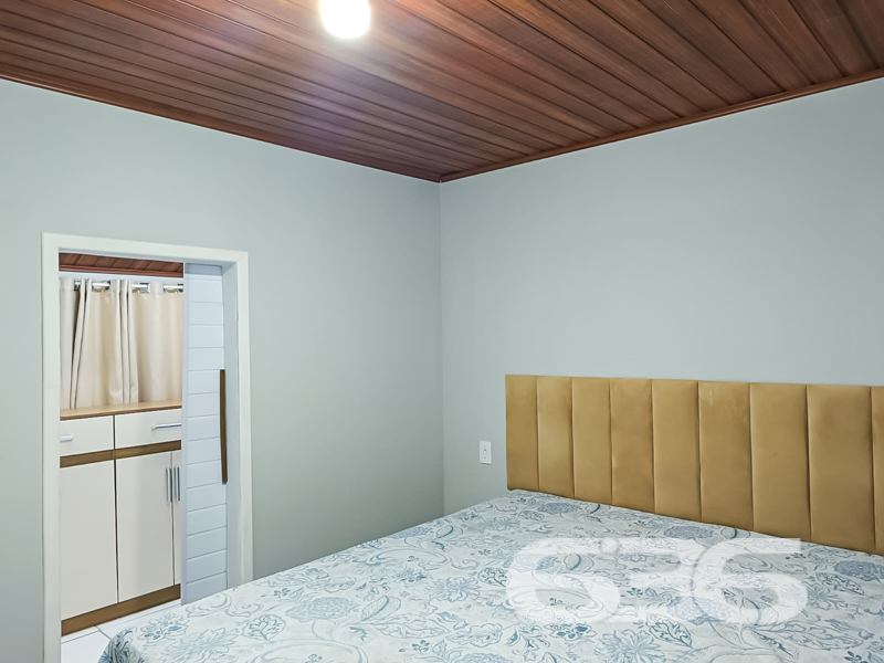 Oportunidade em Balneário Barra do Sul – Residência Térrea com Quintal Amplo e Área de Festas!
Se você procura conforto, espaço e localização privilegiada, esta é a sua chance! Situada em uma das regiões mais desejadas de Balneário Barra do Sul, esta residência térrea oferece uma combinação perfeita entre tranquilidade e praticidade. Localizada em rua pavimentada, a poucos metros do Pronto Atendimento e de serviços essenciais como escolas, supermercados e farmácias, o imóvel está em uma zona residencial consolidada e segura.
Com um terreno plano de 300,30m², a casa conta com 85,22m² de área construída e um amplo gramado na frente, ideal para quem valoriza um espaço ao ar livre. A garagem comporta até 3 veículos com facilidade. O jardim bem cuidado e a charmosa varanda com rede conferem um clima acolhedor e relaxante à moradia.
Internamente, são 3 dormitórios, todos bem iluminados e ventilados, além de uma sala de estar confortável. A cozinha em conceito aberto é integrada à copa, equipada com armários sob medida, proporcionando praticidade no dia a dia. A casa ainda conta com área de serviço, banheiro social, conexão à internet por fibra ótica, e sim – o imóvel permite animais!
O grande destaque é a ampla área de festas com churrasqueira, bancada de apoio, pia e espaço coberto para receber amigos e familiares. Um ambiente perfeito para momentos especiais em todas as estações do ano!
Seja para moradia ou investimento, este imóvel reúne atributos que valorizam o seu patrimônio e garantem qualidade de vida.
Agende já sua visita com a 636 Negócios Imobiliários — há mais de 30 anos entregando excelência em mediação imobiliária com conhecimento técnico, transparência e compromisso com você!
636 NEGÓCIOS IMOBILIÁRIOS: A SUA MELHOR ESCOLHA
Com mais de 30 anos de experiência, a 636 Negócios Imobiliários é sua parceira ideal para encontrar o imóvel perfeito. Estamos prontos para ajudá-lo a fazer deste imóvel o seu novo lar.
Telefone: (47) 3451-0636
WhatsApp: (47) 99190-0636
Não perca esta oportunidade única. Visite nosso site para mais informações: i636.com.br
