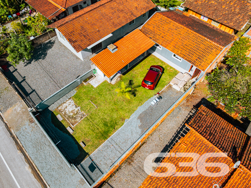 Oportunidade em Balneário Barra do Sul – Residência Térrea com Quintal Amplo e Área de Festas!
Se você procura conforto, espaço e localização privilegiada, esta é a sua chance! Situada em uma das regiões mais desejadas de Balneário Barra do Sul, esta residência térrea oferece uma combinação perfeita entre tranquilidade e praticidade. Localizada em rua pavimentada, a poucos metros do Pronto Atendimento e de serviços essenciais como escolas, supermercados e farmácias, o imóvel está em uma zona residencial consolidada e segura.
Com um terreno plano de 300,30m², a casa conta com 85,22m² de área construída e um amplo gramado na frente, ideal para quem valoriza um espaço ao ar livre. A garagem comporta até 3 veículos com facilidade. O jardim bem cuidado e a charmosa varanda com rede conferem um clima acolhedor e relaxante à moradia.
Internamente, são 3 dormitórios, todos bem iluminados e ventilados, além de uma sala de estar confortável. A cozinha em conceito aberto é integrada à copa, equipada com armários sob medida, proporcionando praticidade no dia a dia. A casa ainda conta com área de serviço, banheiro social, conexão à internet por fibra ótica, e sim – o imóvel permite animais!
O grande destaque é a ampla área de festas com churrasqueira, bancada de apoio, pia e espaço coberto para receber amigos e familiares. Um ambiente perfeito para momentos especiais em todas as estações do ano!
Seja para moradia ou investimento, este imóvel reúne atributos que valorizam o seu patrimônio e garantem qualidade de vida.
Agende já sua visita com a 636 Negócios Imobiliários — há mais de 30 anos entregando excelência em mediação imobiliária com conhecimento técnico, transparência e compromisso com você!
636 NEGÓCIOS IMOBILIÁRIOS: A SUA MELHOR ESCOLHA
Com mais de 30 anos de experiência, a 636 Negócios Imobiliários é sua parceira ideal para encontrar o imóvel perfeito. Estamos prontos para ajudá-lo a fazer deste imóvel o seu novo lar.
Telefone: (47) 3451-0636
WhatsApp: (47) 99190-0636
Não perca esta oportunidade única. Visite nosso site para mais informações: i636.com.br