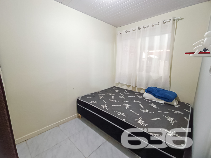 Oportunidade em Balneário Barra do Sul – Residência Térrea com Quintal Amplo e Área de Festas!
Se você procura conforto, espaço e localização privilegiada, esta é a sua chance! Situada em uma das regiões mais desejadas de Balneário Barra do Sul, esta residência térrea oferece uma combinação perfeita entre tranquilidade e praticidade. Localizada em rua pavimentada, a poucos metros do Pronto Atendimento e de serviços essenciais como escolas, supermercados e farmácias, o imóvel está em uma zona residencial consolidada e segura.
Com um terreno plano de 300,30m², a casa conta com 85,22m² de área construída e um amplo gramado na frente, ideal para quem valoriza um espaço ao ar livre. A garagem comporta até 3 veículos com facilidade. O jardim bem cuidado e a charmosa varanda com rede conferem um clima acolhedor e relaxante à moradia.
Internamente, são 3 dormitórios, todos bem iluminados e ventilados, além de uma sala de estar confortável. A cozinha em conceito aberto é integrada à copa, equipada com armários sob medida, proporcionando praticidade no dia a dia. A casa ainda conta com área de serviço, banheiro social, conexão à internet por fibra ótica, e sim – o imóvel permite animais!
O grande destaque é a ampla área de festas com churrasqueira, bancada de apoio, pia e espaço coberto para receber amigos e familiares. Um ambiente perfeito para momentos especiais em todas as estações do ano!
Seja para moradia ou investimento, este imóvel reúne atributos que valorizam o seu patrimônio e garantem qualidade de vida.
Agende já sua visita com a 636 Negócios Imobiliários — há mais de 30 anos entregando excelência em mediação imobiliária com conhecimento técnico, transparência e compromisso com você!
636 NEGÓCIOS IMOBILIÁRIOS: A SUA MELHOR ESCOLHA
Com mais de 30 anos de experiência, a 636 Negócios Imobiliários é sua parceira ideal para encontrar o imóvel perfeito. Estamos prontos para ajudá-lo a fazer deste imóvel o seu novo lar.
Telefone: (47) 3451-0636
WhatsApp: (47) 99190-0636
Não perca esta oportunidade única. Visite nosso site para mais informações: i636.com.br