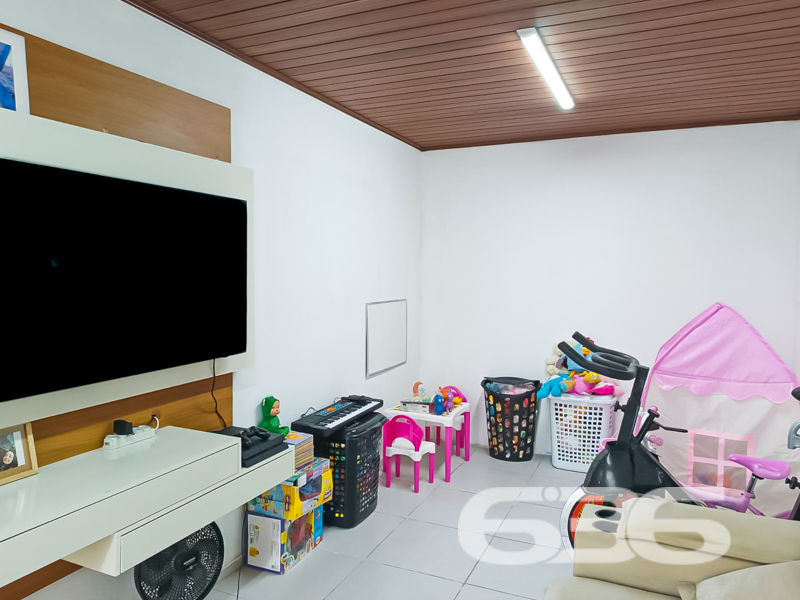 Oportunidade em Balneário Barra do Sul – Residência Térrea com Quintal Amplo e Área de Festas!
Se você procura conforto, espaço e localização privilegiada, esta é a sua chance! Situada em uma das regiões mais desejadas de Balneário Barra do Sul, esta residência térrea oferece uma combinação perfeita entre tranquilidade e praticidade. Localizada em rua pavimentada, a poucos metros do Pronto Atendimento e de serviços essenciais como escolas, supermercados e farmácias, o imóvel está em uma zona residencial consolidada e segura.
Com um terreno plano de 300,30m², a casa conta com 85,22m² de área construída e um amplo gramado na frente, ideal para quem valoriza um espaço ao ar livre. A garagem comporta até 3 veículos com facilidade. O jardim bem cuidado e a charmosa varanda com rede conferem um clima acolhedor e relaxante à moradia.
Internamente, são 3 dormitórios, todos bem iluminados e ventilados, além de uma sala de estar confortável. A cozinha em conceito aberto é integrada à copa, equipada com armários sob medida, proporcionando praticidade no dia a dia. A casa ainda conta com área de serviço, banheiro social, conexão à internet por fibra ótica, e sim – o imóvel permite animais!
O grande destaque é a ampla área de festas com churrasqueira, bancada de apoio, pia e espaço coberto para receber amigos e familiares. Um ambiente perfeito para momentos especiais em todas as estações do ano!
Seja para moradia ou investimento, este imóvel reúne atributos que valorizam o seu patrimônio e garantem qualidade de vida.
Agende já sua visita com a 636 Negócios Imobiliários — há mais de 30 anos entregando excelência em mediação imobiliária com conhecimento técnico, transparência e compromisso com você!
636 NEGÓCIOS IMOBILIÁRIOS: A SUA MELHOR ESCOLHA
Com mais de 30 anos de experiência, a 636 Negócios Imobiliários é sua parceira ideal para encontrar o imóvel perfeito. Estamos prontos para ajudá-lo a fazer deste imóvel o seu novo lar.
Telefone: (47) 3451-0636
WhatsApp: (47) 99190-0636
Não perca esta oportunidade única. Visite nosso site para mais informações: i636.com.br