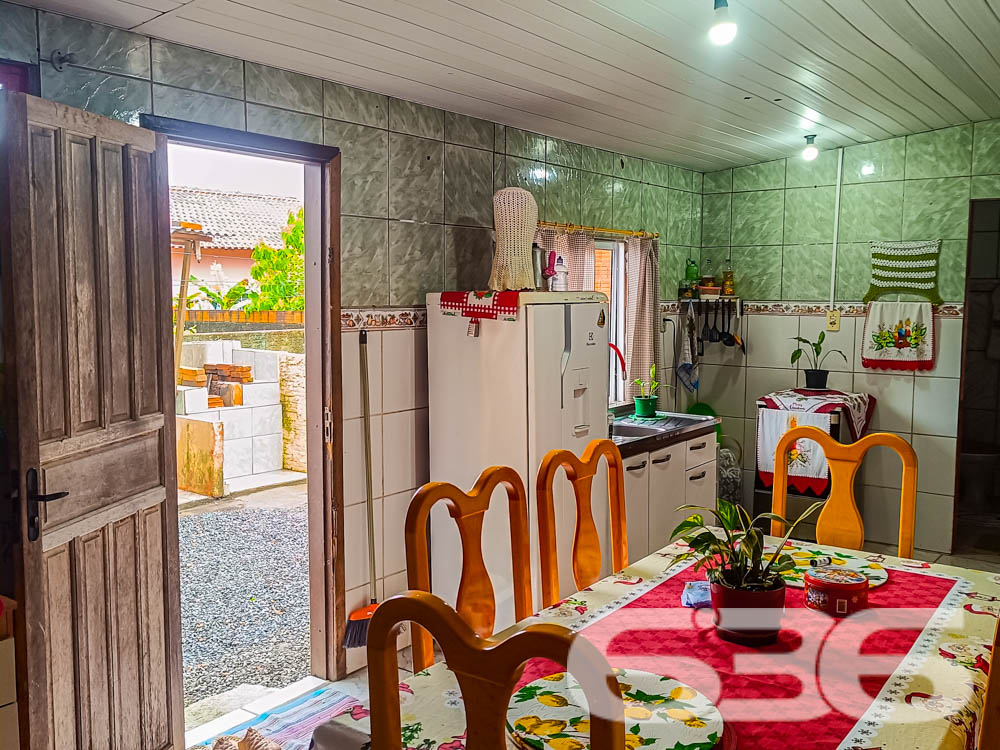Residência em Balneário Barra do Sul/SC

Se você procura um imóvel acolhedor, com amplo espaço e uma localização estratégica no centro de Balneário Barra do Sul, esta é a oportunidade que você estava esperando!

Composição: 2 dormitórios bem iluminados, 2 banheiros, sala de estar ampla, cozinha funcional e área de serviço.
Garagem: Espaço para até 3 veículos (coberta e descoberta).

Jardim: Com espaço verde já desenvolvido e perfeito para quem ama plantas e pequenos projetos de paisagismo.
Localização: Próximo a vias de acesso, escolas, hospitais, transporte público, serviços essenciais e a poucos minutos de centros comerciais.

O interior do imóvel reflete simplicidade e funcionalidade. A cozinha, equipada com móveis sob medida, é perfeita para reunir a família e preparar refeições com praticidade. A sala de estar, com toques acolhedores, convida para momentos de descanso e convivência.

Os dormitórios foram planejados para oferecer privacidade e conforto, sendo ideais tanto para casais quanto para famílias com filhos. 

Na área externa, o jardim oferece um refúgio tranquilo, perfeito para quem busca relaxar ao ar livre ou deseja cultivar um pequeno pomar ou horta.

Por que escolher este imóvel?
Além de sua localização central, este imóvel se destaca pela sua infraestrutura robusta e pelo potencial de personalização. O terreno amplo e regular permite que você adapte o espaço às suas necessidades, seja para construir uma área gourmet, piscina ou até mesmo expandir a residência.
 
636 NEGÓCIOS IMOBILIÁRIOS: A SUA MELHOR ESCOLHA
Com mais de 30 anos de experiência, a 636 Negócios Imobiliários é sua parceira ideal para encontrar o imóvel perfeito. Estamos prontos para ajudá-lo a fazer deste imóvel o seu novo lar.
 
Telefone: (47) 3451-0636
WhatsApp: (47) 99190-0636
 
Não perca esta oportunidade única. Visite nosso site para mais informações: i636.com.br