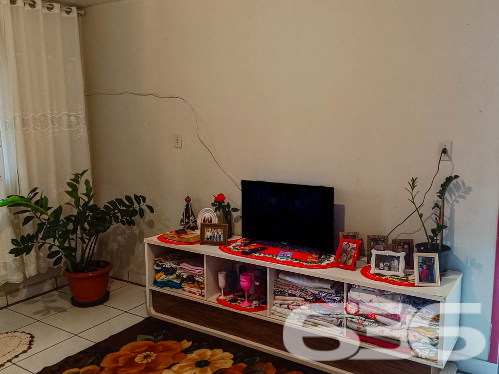 Residência em Balneário Barra do Sul/SC

Se você procura um imóvel acolhedor, com amplo espaço e uma localização estratégica no centro de Balneário Barra do Sul, esta é a oportunidade que você estava esperando!

Composição: 2 dormitórios bem iluminados, 2 banheiros, sala de estar ampla, cozinha funcional e área de serviço.
Garagem: Espaço para até 3 veículos (coberta e descoberta).

Jardim: Com espaço verde já desenvolvido e perfeito para quem ama plantas e pequenos projetos de paisagismo.
Localização: Próximo a vias de acesso, escolas, hospitais, transporte público, serviços essenciais e a poucos minutos de centros comerciais.

O interior do imóvel reflete simplicidade e funcionalidade. A cozinha, equipada com móveis sob medida, é perfeita para reunir a família e preparar refeições com praticidade. A sala de estar, com toques acolhedores, convida para momentos de descanso e convivência.

Os dormitórios foram planejados para oferecer privacidade e conforto, sendo ideais tanto para casais quanto para famílias com filhos. 

Na área externa, o jardim oferece um refúgio tranquilo, perfeito para quem busca relaxar ao ar livre ou deseja cultivar um pequeno pomar ou horta.

Por que escolher este imóvel?
Além de sua localização central, este imóvel se destaca pela sua infraestrutura robusta e pelo potencial de personalização. O terreno amplo e regular permite que você adapte o espaço às suas necessidades, seja para construir uma área gourmet, piscina ou até mesmo expandir a residência.
 
636 NEGÓCIOS IMOBILIÁRIOS: A SUA MELHOR ESCOLHA
Com mais de 30 anos de experiência, a 636 Negócios Imobiliários é sua parceira ideal para encontrar o imóvel perfeito. Estamos prontos para ajudá-lo a fazer deste imóvel o seu novo lar.
 
Telefone: (47) 3451-0636
WhatsApp: (47) 99190-0636
 
Não perca esta oportunidade única. Visite nosso site para mais informações: i636.com.br