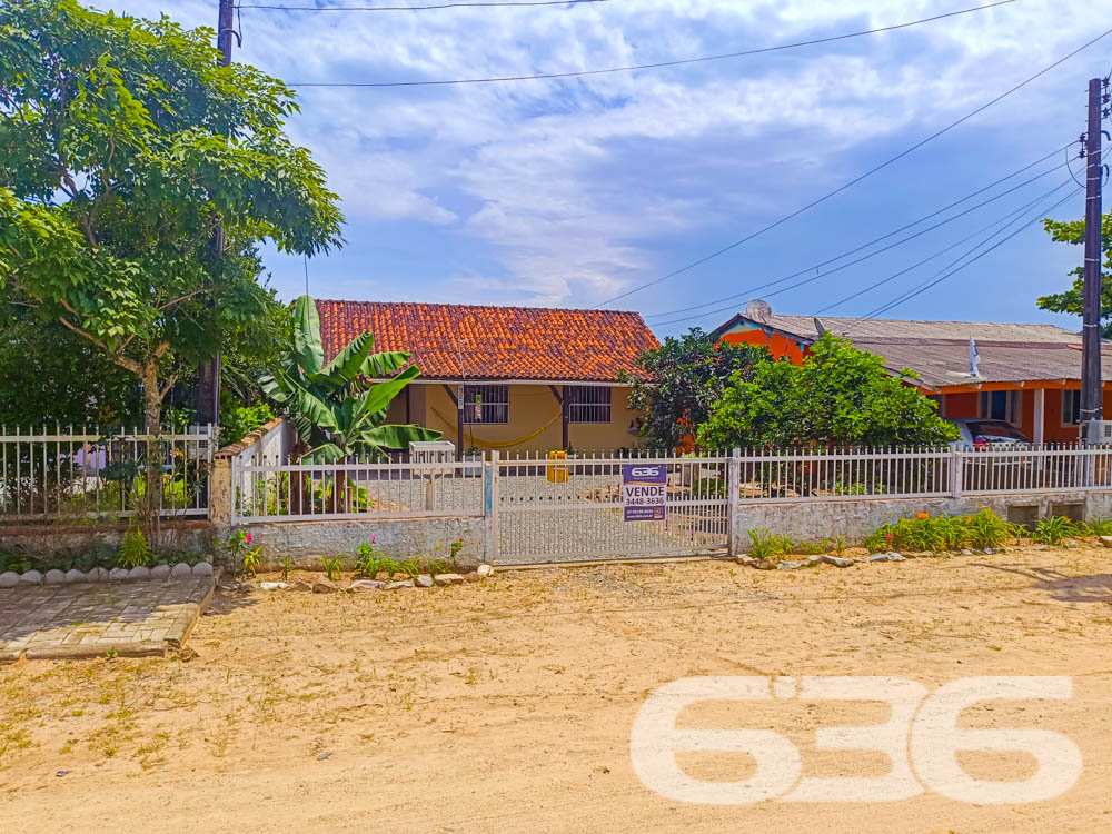 Residência em Balneário Barra do Sul/SC

Se você procura um imóvel acolhedor, com amplo espaço e uma localização estratégica no centro de Balneário Barra do Sul, esta é a oportunidade que você estava esperando!

Composição: 2 dormitórios bem iluminados, 2 banheiros, sala de estar ampla, cozinha funcional e área de serviço.
Garagem: Espaço para até 3 veículos (coberta e descoberta).

Jardim: Com espaço verde já desenvolvido e perfeito para quem ama plantas e pequenos projetos de paisagismo.
Localização: Próximo a vias de acesso, escolas, hospitais, transporte público, serviços essenciais e a poucos minutos de centros comerciais.

O interior do imóvel reflete simplicidade e funcionalidade. A cozinha, equipada com móveis sob medida, é perfeita para reunir a família e preparar refeições com praticidade. A sala de estar, com toques acolhedores, convida para momentos de descanso e convivência.

Os dormitórios foram planejados para oferecer privacidade e conforto, sendo ideais tanto para casais quanto para famílias com filhos. 

Na área externa, o jardim oferece um refúgio tranquilo, perfeito para quem busca relaxar ao ar livre ou deseja cultivar um pequeno pomar ou horta.

Por que escolher este imóvel?
Além de sua localização central, este imóvel se destaca pela sua infraestrutura robusta e pelo potencial de personalização. O terreno amplo e regular permite que você adapte o espaço às suas necessidades, seja para construir uma área gourmet, piscina ou até mesmo expandir a residência.
 
636 NEGÓCIOS IMOBILIÁRIOS: A SUA MELHOR ESCOLHA
Com mais de 30 anos de experiência, a 636 Negócios Imobiliários é sua parceira ideal para encontrar o imóvel perfeito. Estamos prontos para ajudá-lo a fazer deste imóvel o seu novo lar.
 
Telefone: (47) 3451-0636
WhatsApp: (47) 99190-0636
 
Não perca esta oportunidade única. Visite nosso site para mais informações: i636.com.br