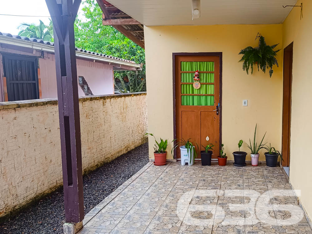 Residência em Balneário Barra do Sul/SC

Se você procura um imóvel acolhedor, com amplo espaço e uma localização estratégica no centro de Balneário Barra do Sul, esta é a oportunidade que você estava esperando!

Composição: 2 dormitórios bem iluminados, 2 banheiros, sala de estar ampla, cozinha funcional e área de serviço.
Garagem: Espaço para até 3 veículos (coberta e descoberta).

Jardim: Com espaço verde já desenvolvido e perfeito para quem ama plantas e pequenos projetos de paisagismo.
Localização: Próximo a vias de acesso, escolas, hospitais, transporte público, serviços essenciais e a poucos minutos de centros comerciais.

O interior do imóvel reflete simplicidade e funcionalidade. A cozinha, equipada com móveis sob medida, é perfeita para reunir a família e preparar refeições com praticidade. A sala de estar, com toques acolhedores, convida para momentos de descanso e convivência.

Os dormitórios foram planejados para oferecer privacidade e conforto, sendo ideais tanto para casais quanto para famílias com filhos. 

Na área externa, o jardim oferece um refúgio tranquilo, perfeito para quem busca relaxar ao ar livre ou deseja cultivar um pequeno pomar ou horta.

Por que escolher este imóvel?
Além de sua localização central, este imóvel se destaca pela sua infraestrutura robusta e pelo potencial de personalização. O terreno amplo e regular permite que você adapte o espaço às suas necessidades, seja para construir uma área gourmet, piscina ou até mesmo expandir a residência.
 
636 NEGÓCIOS IMOBILIÁRIOS: A SUA MELHOR ESCOLHA
Com mais de 30 anos de experiência, a 636 Negócios Imobiliários é sua parceira ideal para encontrar o imóvel perfeito. Estamos prontos para ajudá-lo a fazer deste imóvel o seu novo lar.
 
Telefone: (47) 3451-0636
WhatsApp: (47) 99190-0636
 
Não perca esta oportunidade única. Visite nosso site para mais informações: i636.com.br