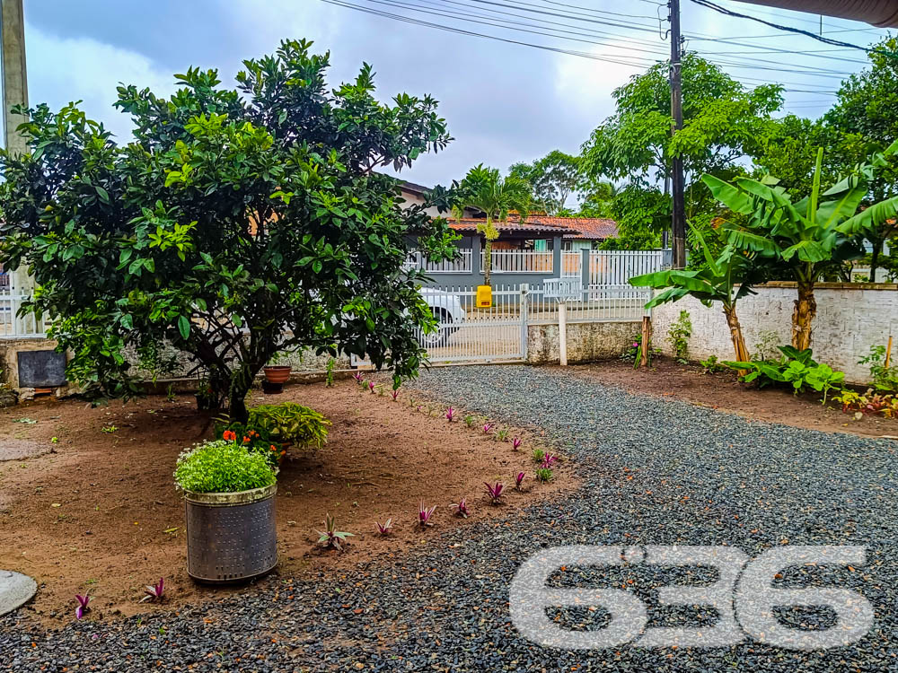 Residência em Balneário Barra do Sul/SC

Se você procura um imóvel acolhedor, com amplo espaço e uma localização estratégica no centro de Balneário Barra do Sul, esta é a oportunidade que você estava esperando!

Composição: 2 dormitórios bem iluminados, 2 banheiros, sala de estar ampla, cozinha funcional e área de serviço.
Garagem: Espaço para até 3 veículos (coberta e descoberta).

Jardim: Com espaço verde já desenvolvido e perfeito para quem ama plantas e pequenos projetos de paisagismo.
Localização: Próximo a vias de acesso, escolas, hospitais, transporte público, serviços essenciais e a poucos minutos de centros comerciais.

O interior do imóvel reflete simplicidade e funcionalidade. A cozinha, equipada com móveis sob medida, é perfeita para reunir a família e preparar refeições com praticidade. A sala de estar, com toques acolhedores, convida para momentos de descanso e convivência.

Os dormitórios foram planejados para oferecer privacidade e conforto, sendo ideais tanto para casais quanto para famílias com filhos. 

Na área externa, o jardim oferece um refúgio tranquilo, perfeito para quem busca relaxar ao ar livre ou deseja cultivar um pequeno pomar ou horta.

Por que escolher este imóvel?
Além de sua localização central, este imóvel se destaca pela sua infraestrutura robusta e pelo potencial de personalização. O terreno amplo e regular permite que você adapte o espaço às suas necessidades, seja para construir uma área gourmet, piscina ou até mesmo expandir a residência.
 
636 NEGÓCIOS IMOBILIÁRIOS: A SUA MELHOR ESCOLHA
Com mais de 30 anos de experiência, a 636 Negócios Imobiliários é sua parceira ideal para encontrar o imóvel perfeito. Estamos prontos para ajudá-lo a fazer deste imóvel o seu novo lar.
 
Telefone: (47) 3451-0636
WhatsApp: (47) 99190-0636
 
Não perca esta oportunidade única. Visite nosso site para mais informações: i636.com.br
