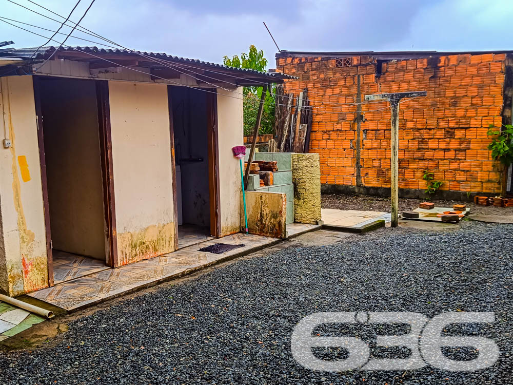 Residência em Balneário Barra do Sul/SC

Se você procura um imóvel acolhedor, com amplo espaço e uma localização estratégica no centro de Balneário Barra do Sul, esta é a oportunidade que você estava esperando!

Composição: 2 dormitórios bem iluminados, 2 banheiros, sala de estar ampla, cozinha funcional e área de serviço.
Garagem: Espaço para até 3 veículos (coberta e descoberta).

Jardim: Com espaço verde já desenvolvido e perfeito para quem ama plantas e pequenos projetos de paisagismo.
Localização: Próximo a vias de acesso, escolas, hospitais, transporte público, serviços essenciais e a poucos minutos de centros comerciais.

O interior do imóvel reflete simplicidade e funcionalidade. A cozinha, equipada com móveis sob medida, é perfeita para reunir a família e preparar refeições com praticidade. A sala de estar, com toques acolhedores, convida para momentos de descanso e convivência.

Os dormitórios foram planejados para oferecer privacidade e conforto, sendo ideais tanto para casais quanto para famílias com filhos. 

Na área externa, o jardim oferece um refúgio tranquilo, perfeito para quem busca relaxar ao ar livre ou deseja cultivar um pequeno pomar ou horta.

Por que escolher este imóvel?
Além de sua localização central, este imóvel se destaca pela sua infraestrutura robusta e pelo potencial de personalização. O terreno amplo e regular permite que você adapte o espaço às suas necessidades, seja para construir uma área gourmet, piscina ou até mesmo expandir a residência.
 
636 NEGÓCIOS IMOBILIÁRIOS: A SUA MELHOR ESCOLHA
Com mais de 30 anos de experiência, a 636 Negócios Imobiliários é sua parceira ideal para encontrar o imóvel perfeito. Estamos prontos para ajudá-lo a fazer deste imóvel o seu novo lar.
 
Telefone: (47) 3451-0636
WhatsApp: (47) 99190-0636
 
Não perca esta oportunidade única. Visite nosso site para mais informações: i636.com.br
