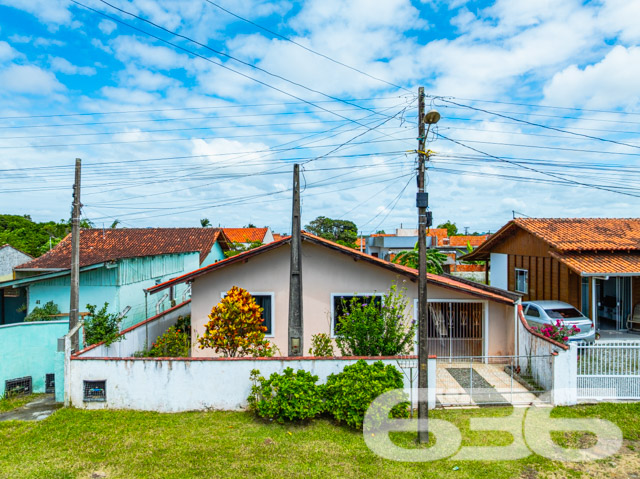 Descubra a tranquilidade de viver em um ambiente arejado e bem distribuído com esta encantadora residência térrea localizada no coração de Balneário Barra do Sul, SC. 

Ao adentrar o imóvel, você será recebido em uma sala de estar acolhedora, ideal para reunir a família e amigos. A casa conta com três dormitórios confortáveis, garantindo privacidade e um descanso tranquilo. A cozinha é prática e funcional, equipada para atender todas as suas necessidades culinárias, enquanto o espaço de jantar adjacentes proporciona um lugar perfeito para suas refeições diárias.

Para os amantes de eventos sociais ao ar livre, a propriedade oferece uma área de festas com churrasqueira, onde você pode organizar encontros memoráveis. A área externa inclui um jardim que emoldura a casa com verde, aumentando a sensação de paz e tranquilidade.

Esta residência também dispõe de uma garagem coberta com espaço para dois veículos e uma garagem descoberta, adicionando conveniência ao seu dia a dia. O terreno, totalmente murado e situado na parte alta da rua, oferece segurança e uma ótima vista do entorno.

Adicionalmente, a casa possui uma edícula nos fundos, ideal para acomodar visitas ou até mesmo para ser utilizada como um espaço adicional para hobbies ou trabalho. Todo o imóvel já vem mobiliado, facilitando a mudança para seu novo lar sem preocupações.

Balneário Barra do Sul é conhecido por suas belas paisagens e comunidade acolhedora, com fácil acesso a serviços locais e comodidades urbanas.

Se você está procurando por uma casa que combina conforto, praticidade e natureza, este imóvel em Balneário Barra do Sul representa uma excelente oportunidade. Não perca a chance de criar momentos inesquecíveis neste belo refúgio. Venha conhecer e se encantar!
 
636 NEGÓCIOS IMOBILIÁRIOS: A SUA MELHOR ESCOLHA
Com mais de 30 anos de experiência, a 636 Negócios Imobiliários é sua parceira ideal para encontrar o imóvel perfeito. Estamos prontos para ajudá-lo a fazer deste imóvel o seu novo lar.
 
Telefone: (47) 3451-0636
WhatsApp: (47) 99190-0636
 
Não perca esta oportunidade única. Visite nosso site para mais informações: i636.com.br