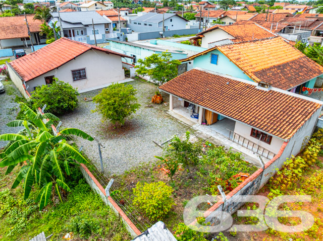 Descubra a tranquilidade de viver em um ambiente arejado e bem distribuído com esta encantadora residência térrea localizada no coração de Balneário Barra do Sul, SC. 

Ao adentrar o imóvel, você será recebido em uma sala de estar acolhedora, ideal para reunir a família e amigos. A casa conta com três dormitórios confortáveis, garantindo privacidade e um descanso tranquilo. A cozinha é prática e funcional, equipada para atender todas as suas necessidades culinárias, enquanto o espaço de jantar adjacentes proporciona um lugar perfeito para suas refeições diárias.

Para os amantes de eventos sociais ao ar livre, a propriedade oferece uma área de festas com churrasqueira, onde você pode organizar encontros memoráveis. A área externa inclui um jardim que emoldura a casa com verde, aumentando a sensação de paz e tranquilidade.

Esta residência também dispõe de uma garagem coberta com espaço para dois veículos e uma garagem descoberta, adicionando conveniência ao seu dia a dia. O terreno, totalmente murado e situado na parte alta da rua, oferece segurança e uma ótima vista do entorno.

Adicionalmente, a casa possui uma edícula nos fundos, ideal para acomodar visitas ou até mesmo para ser utilizada como um espaço adicional para hobbies ou trabalho. Todo o imóvel já vem mobiliado, facilitando a mudança para seu novo lar sem preocupações.

Balneário Barra do Sul é conhecido por suas belas paisagens e comunidade acolhedora, com fácil acesso a serviços locais e comodidades urbanas.

Se você está procurando por uma casa que combina conforto, praticidade e natureza, este imóvel em Balneário Barra do Sul representa uma excelente oportunidade. Não perca a chance de criar momentos inesquecíveis neste belo refúgio. Venha conhecer e se encantar!
 
636 NEGÓCIOS IMOBILIÁRIOS: A SUA MELHOR ESCOLHA
Com mais de 30 anos de experiência, a 636 Negócios Imobiliários é sua parceira ideal para encontrar o imóvel perfeito. Estamos prontos para ajudá-lo a fazer deste imóvel o seu novo lar.
 
Telefone: (47) 3451-0636
WhatsApp: (47) 99190-0636
 
Não perca esta oportunidade única. Visite nosso site para mais informações: i636.com.br