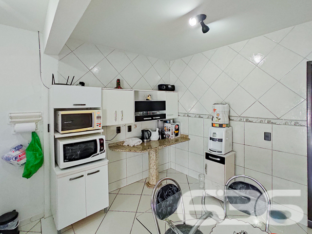 VENDE-SE LINDA CASA COM SUÍTE + DORMITÓRIO EM SÃO FRANCISCO DO SUL!
Descubra o refúgio perfeito em São Francisco do Sul, no bairro Ervino. Esta casa de bom padrão, com 160m² de área construída em um terreno de 360m², está a apenas 800 metros da praia, prometendo um estilo de vida tranquilo e repleto de momentos felizes ao lado da natureza.
CONFORTO, SEGURANÇA E LAZER EM UM SÓ LUGAR:
Com um dormitório aconchegante, suíte espaçosa, dois banheiros, e uma sala de estar convidativa, esta casa é ideal para quem busca conforto e privacidade. A área de festas com churrasqueira e fogão a lenha é perfeita para reunir amigos e família, enquanto o jardim e a edícula oferecem ainda mais espaço para seu lazer e hobbies.
UMA LOCALIZAÇÃO PRIVILEGIADA:
Situada no bairro Ervino, conhecido por sua tranquilidade e beleza natural, esta propriedade fica perto de vias de acesso e serviços públicos essenciais, garantindo facilidade no seu dia a dia. A cerca elétrica e a vigilância eletrônica proporcionam segurança e paz de espírito.
636 NEGÓCIOS IMOBILIÁRIOS - SUA MELHOR ESCOLHA:
Com mais de três décadas de experiência, a 636 Negócios Imobiliários é especialista em transformar sonhos em realidade. Nossa equipe está pronta para ajudá-lo a encontrar o lar ideal.
Telefone: (47) 3448-3636
WhatsApp: (47) 99190-0636
Não perca esta chance única de viver perto do mar! Para mais detalhes, visite nosso site: i636.com.br