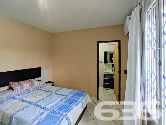 VENDE-SE LINDA CASA COM SUÍTE + DORMITÓRIO EM SÃO FRANCISCO DO SUL!
Descubra o refúgio perfeito em São Francisco do Sul, no bairro Ervino. Esta casa de bom padrão, com 160m² de área construída em um terreno de 360m², está a apenas 800 metros da praia, prometendo um estilo de vida tranquilo e repleto de momentos felizes ao lado da natureza.
CONFORTO, SEGURANÇA E LAZER EM UM SÓ LUGAR:
Com um dormitório aconchegante, suíte espaçosa, dois banheiros, e uma sala de estar convidativa, esta casa é ideal para quem busca conforto e privacidade. A área de festas com churrasqueira e fogão a lenha é perfeita para reunir amigos e família, enquanto o jardim e a edícula oferecem ainda mais espaço para seu lazer e hobbies.
UMA LOCALIZAÇÃO PRIVILEGIADA:
Situada no bairro Ervino, conhecido por sua tranquilidade e beleza natural, esta propriedade fica perto de vias de acesso e serviços públicos essenciais, garantindo facilidade no seu dia a dia. A cerca elétrica e a vigilância eletrônica proporcionam segurança e paz de espírito.
636 NEGÓCIOS IMOBILIÁRIOS - SUA MELHOR ESCOLHA:
Com mais de três décadas de experiência, a 636 Negócios Imobiliários é especialista em transformar sonhos em realidade. Nossa equipe está pronta para ajudá-lo a encontrar o lar ideal.
Telefone: (47) 3448-3636
WhatsApp: (47) 99190-0636
Não perca esta chance única de viver perto do mar! Para mais detalhes, visite nosso site: i636.com.br