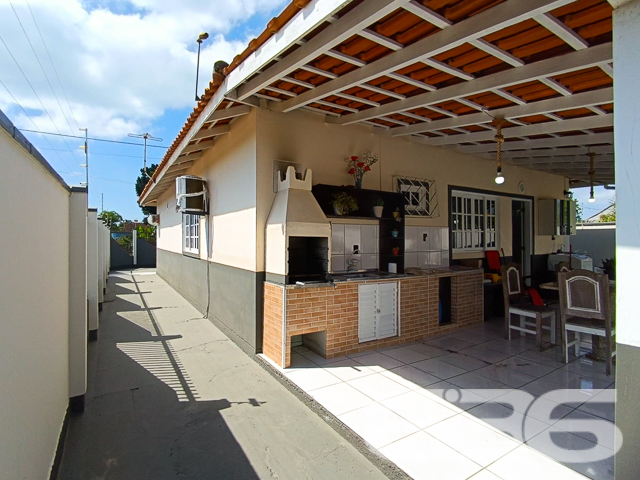VENDE-SE LINDA CASA COM SUÍTE + DORMITÓRIO EM SÃO FRANCISCO DO SUL!
Descubra o refúgio perfeito em São Francisco do Sul, no bairro Ervino. Esta casa de bom padrão, com 160m² de área construída em um terreno de 360m², está a apenas 800 metros da praia, prometendo um estilo de vida tranquilo e repleto de momentos felizes ao lado da natureza.
CONFORTO, SEGURANÇA E LAZER EM UM SÓ LUGAR:
Com um dormitório aconchegante, suíte espaçosa, dois banheiros, e uma sala de estar convidativa, esta casa é ideal para quem busca conforto e privacidade. A área de festas com churrasqueira e fogão a lenha é perfeita para reunir amigos e família, enquanto o jardim e a edícula oferecem ainda mais espaço para seu lazer e hobbies.
UMA LOCALIZAÇÃO PRIVILEGIADA:
Situada no bairro Ervino, conhecido por sua tranquilidade e beleza natural, esta propriedade fica perto de vias de acesso e serviços públicos essenciais, garantindo facilidade no seu dia a dia. A cerca elétrica e a vigilância eletrônica proporcionam segurança e paz de espírito.
636 NEGÓCIOS IMOBILIÁRIOS - SUA MELHOR ESCOLHA:
Com mais de três décadas de experiência, a 636 Negócios Imobiliários é especialista em transformar sonhos em realidade. Nossa equipe está pronta para ajudá-lo a encontrar o lar ideal.
Telefone: (47) 3448-3636
WhatsApp: (47) 99190-0636
Não perca esta chance única de viver perto do mar! Para mais detalhes, visite nosso site: i636.com.br